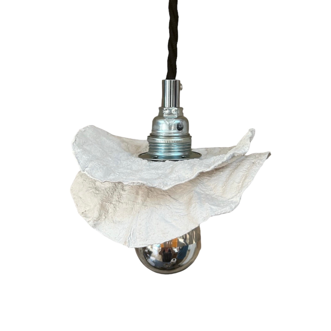 Baladeuse colorée blanc crème ecoresponsable "pas dans la mer". "Pas dans la mer" une marque déposée de fabrication de luminaires eco-responsables, à partir de bouteilles plastiques recyclées. Fabrication à la main, en Provence pour une décoration durable. Démarches: Upcycling / Slowdesign / Recyclage / suspension Fleur / Environnement /Lumière pas dans la mer une marque française.