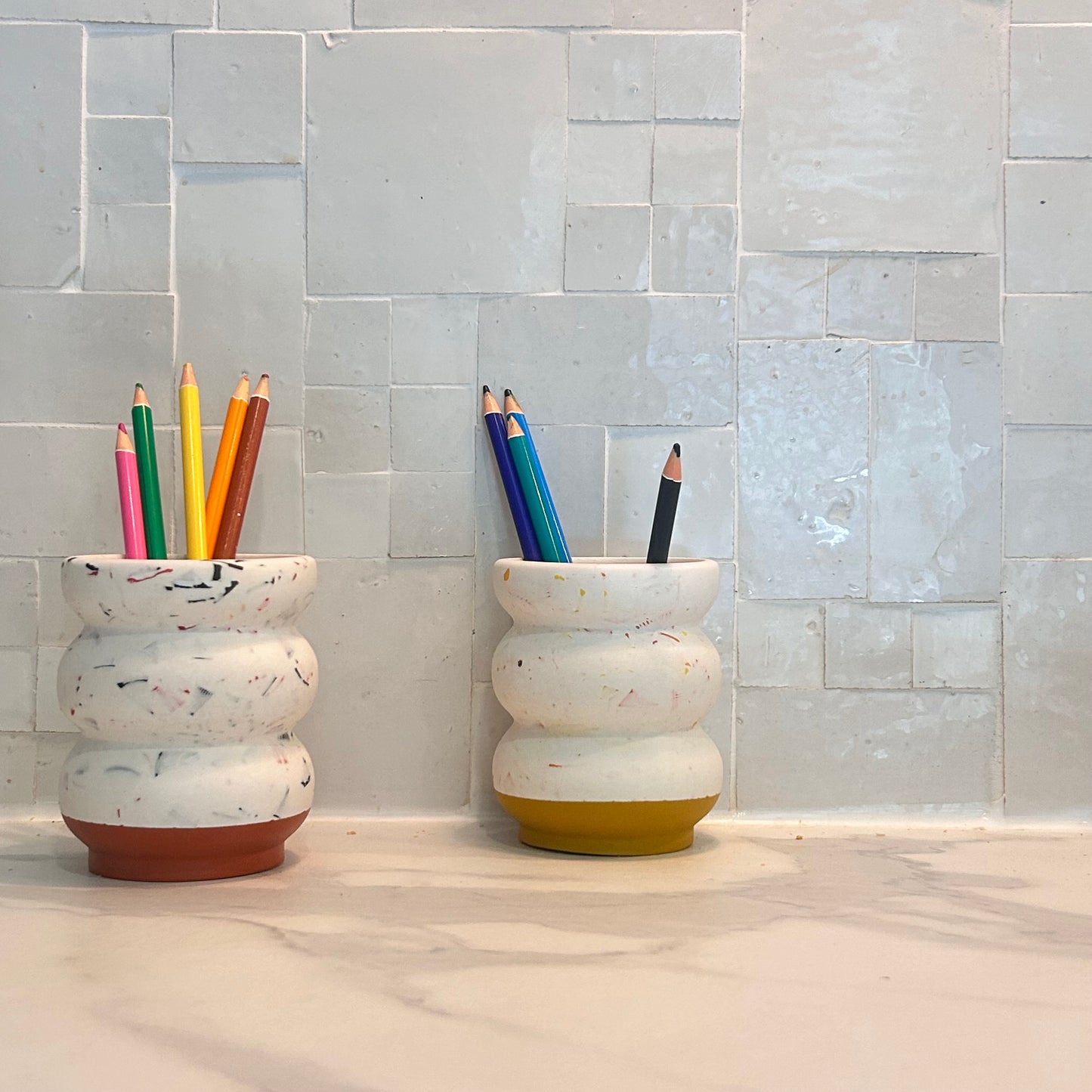 Grand Pot à Crayons en bouchons plastiques et éco-résine JAUNE OCRE