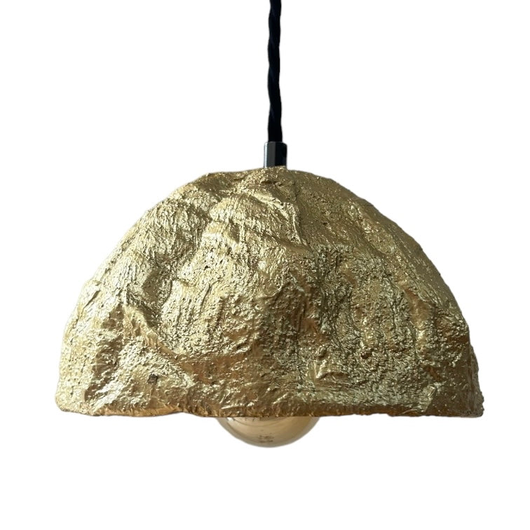 Suspension dôme colorée doré ecoresponsable "pas dans la mer". "Pas dans la mer" une marque déposée de fabrication de luminaires eco-responsables, à partir de bouteilles plastiques recyclées. Fabrication à la main, en Provence pour une décoration durable. Démarches: Upcycling / Slowdesign / Recyclage / suspension Fleur / Environnement /Lumière pas dans la mer une marque française