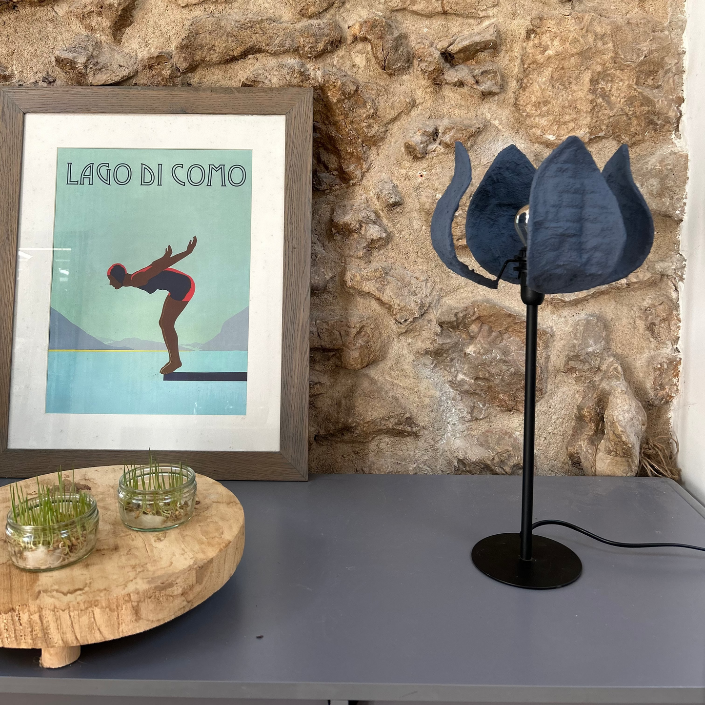 Lampe de table Coquelicot Bleu Orage en plastique recyclé, luminaire artisanal fabriqué en Provence