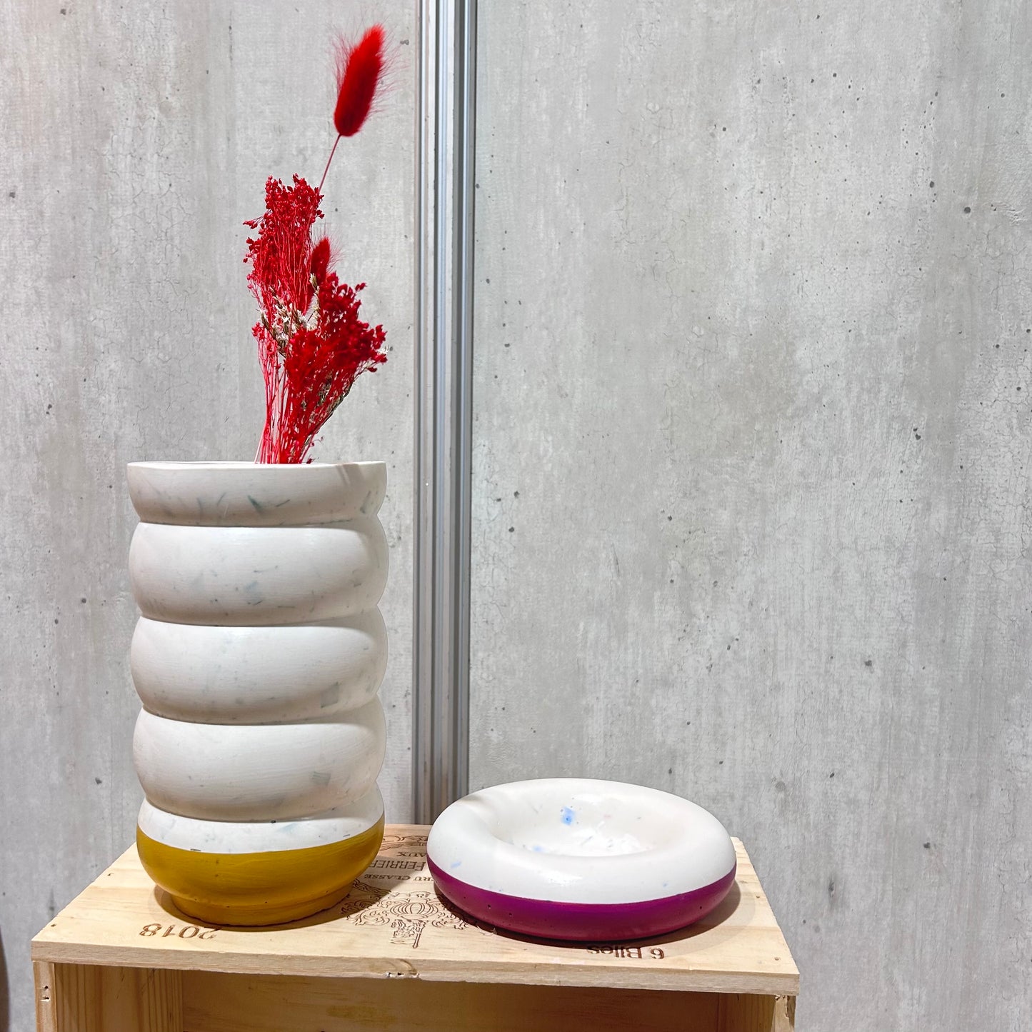 Vase en bouchons plastiques et éco-résine JAUNE OCRE