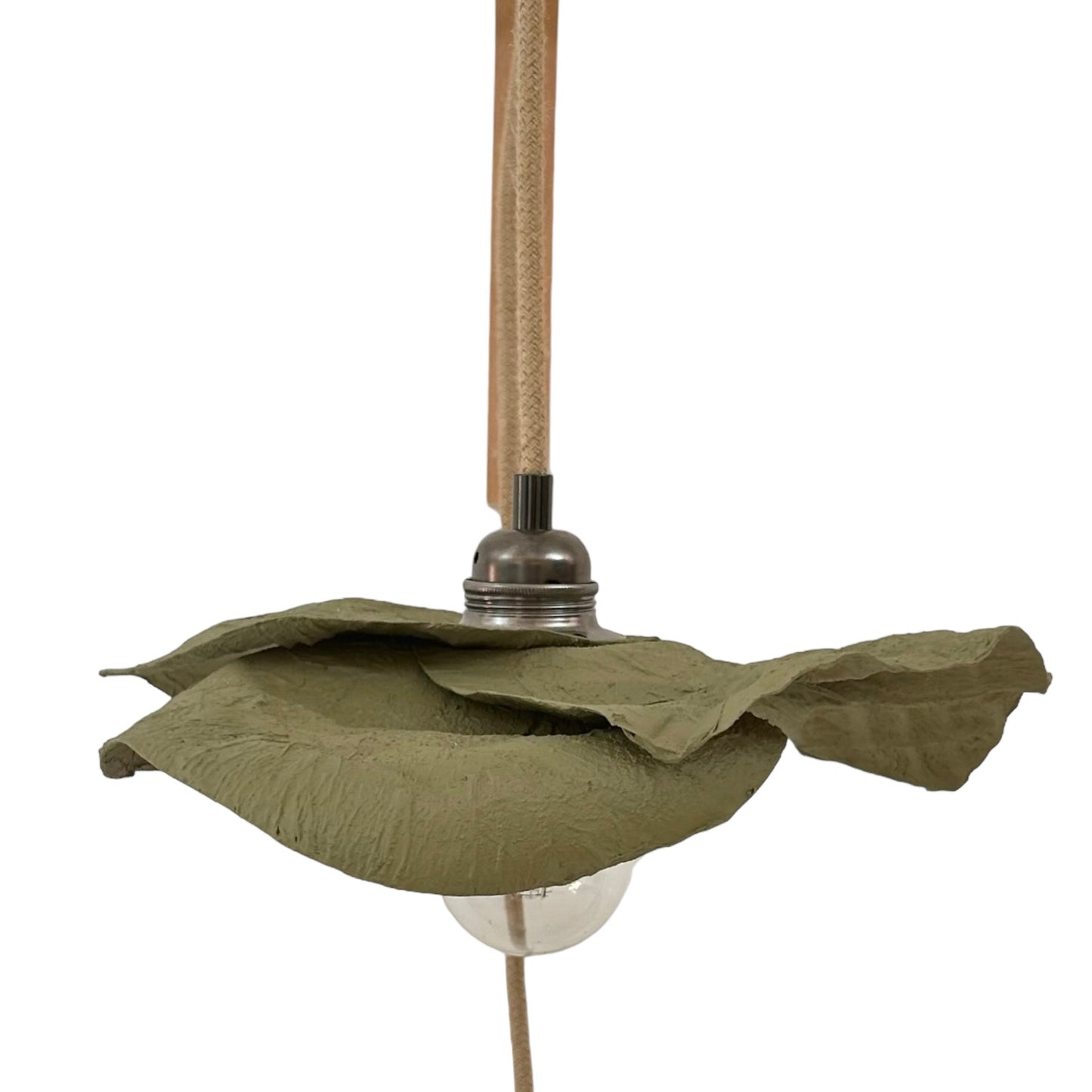 Suspension fleur vert olive ecoresponsable “pas dans la mer”. "Pas dans la mer" une marque déposée de fabrication de luminaires eco-responsables, à partir de bouteilles plastiques recyclées. Fabrication à la main, en Provence pour une décoration durable. Ces créations de lampes sont faites sur mesure et trouvent l’inspiration dans l’environnement et la nature. Démarches: Upcycling / Slowdesign / Recyclage / suspension Fleur / Environnement /Lumière pas dans la mer