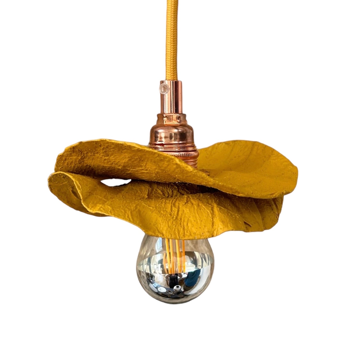 Baladeuse colorée jaune ocre ecoresponsable "pas dans la mer". "Pas dans la mer" une marque déposée de fabrication de luminaires eco-responsables, à partir de bouteilles plastiques recyclées. Fabrication à la main, en Provence pour une décoration durable. Démarches: Upcycling / Slowdesign / Recyclage / suspension Fleur / Environnement /Lumière pas dans la mer une marque française.
