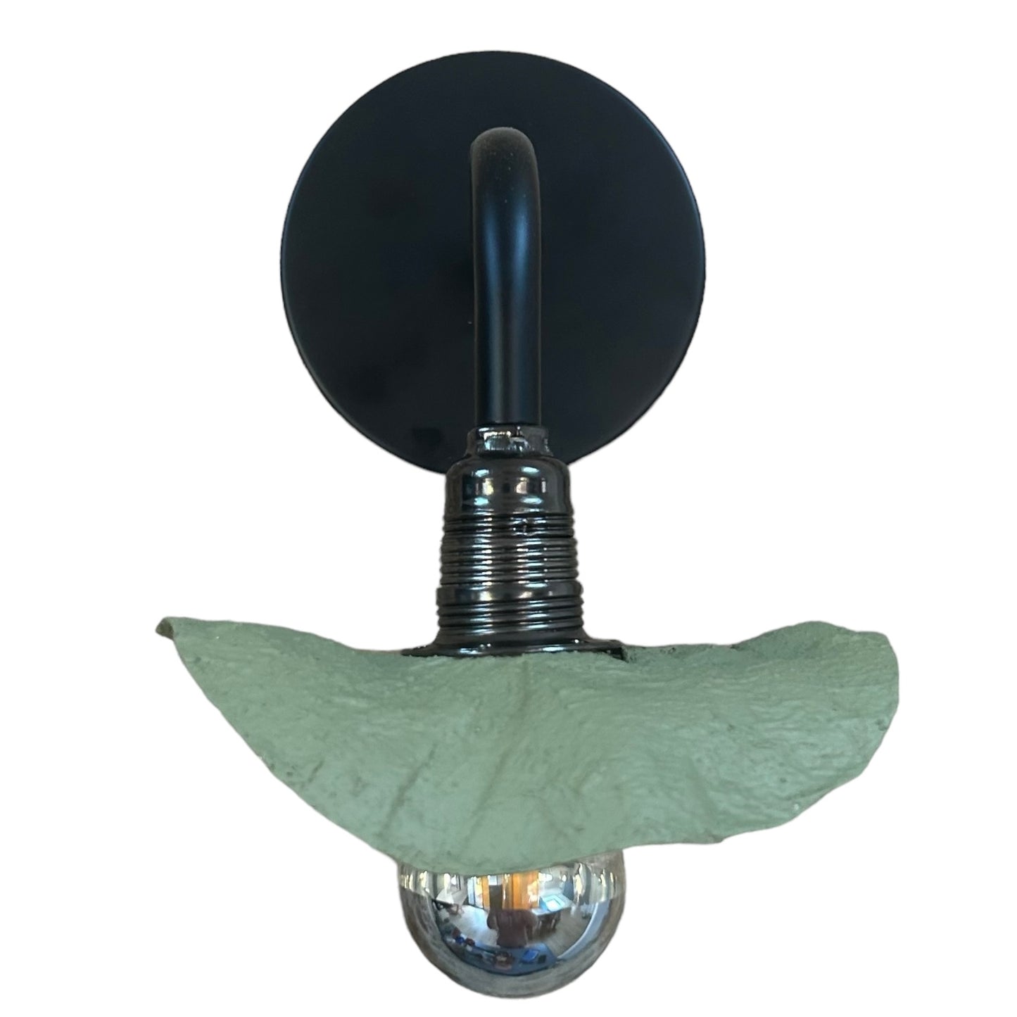 Applique noire ecoresponsable “pas dans la mer” qui peut être utilisée en lampe de chevet ou lampe d’ambiance "Pas dans la mer" une marque déposée de fabrication de luminaires eco-responsables, à partir de bouteilles plastiques recyclées. Fabrication à la main, en Provence pour une décoration durable. Ces créations de lampes sont faites sur mesure et trouvent l’inspiration dans l’environnement et la nature. Démarches: Upcycling / Slowdesign / Recyclage / suspension Fleur / Environnement /Lumière