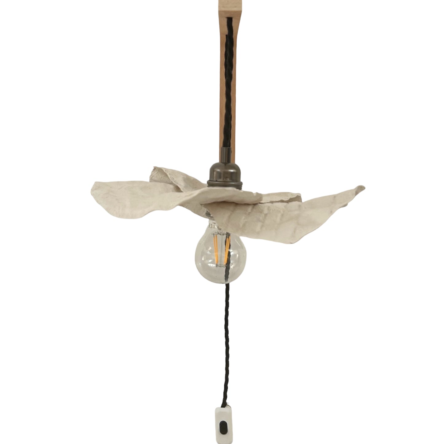 Suspension fleur blanche ecoresponsable “pas dans la mer”. "Pas dans la mer" une marque déposée de fabrication de luminaires eco-responsables, à partir de bouteilles plastiques recyclées. Fabrication à la main, en Provence pour une décoration durable. Ces créations de lampes sont faites sur mesure et trouvent l’inspiration dans l’environnement et la nature. Démarches: Upcycling / Slowdesign / Recyclage / suspension Fleur / Environnement /Lumière pas dans la mer
