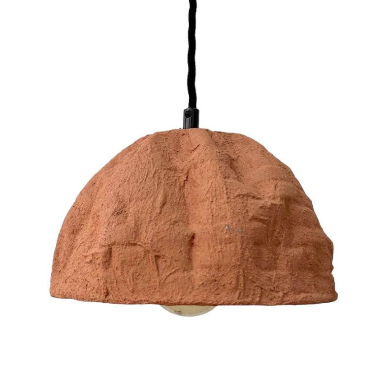 Suspension dôme colorée orange ecoresponsable "pas dans la mer". "Pas dans la mer" une marque déposée de fabrication de luminaires eco-responsables, à partir de bouteilles plastiques recyclées. Fabrication à la main, en Provence pour une décoration durable. Démarches: Upcycling / Slowdesign / Recyclage / suspension Fleur / Environnement /Lumière pas dans la mer une marque française.