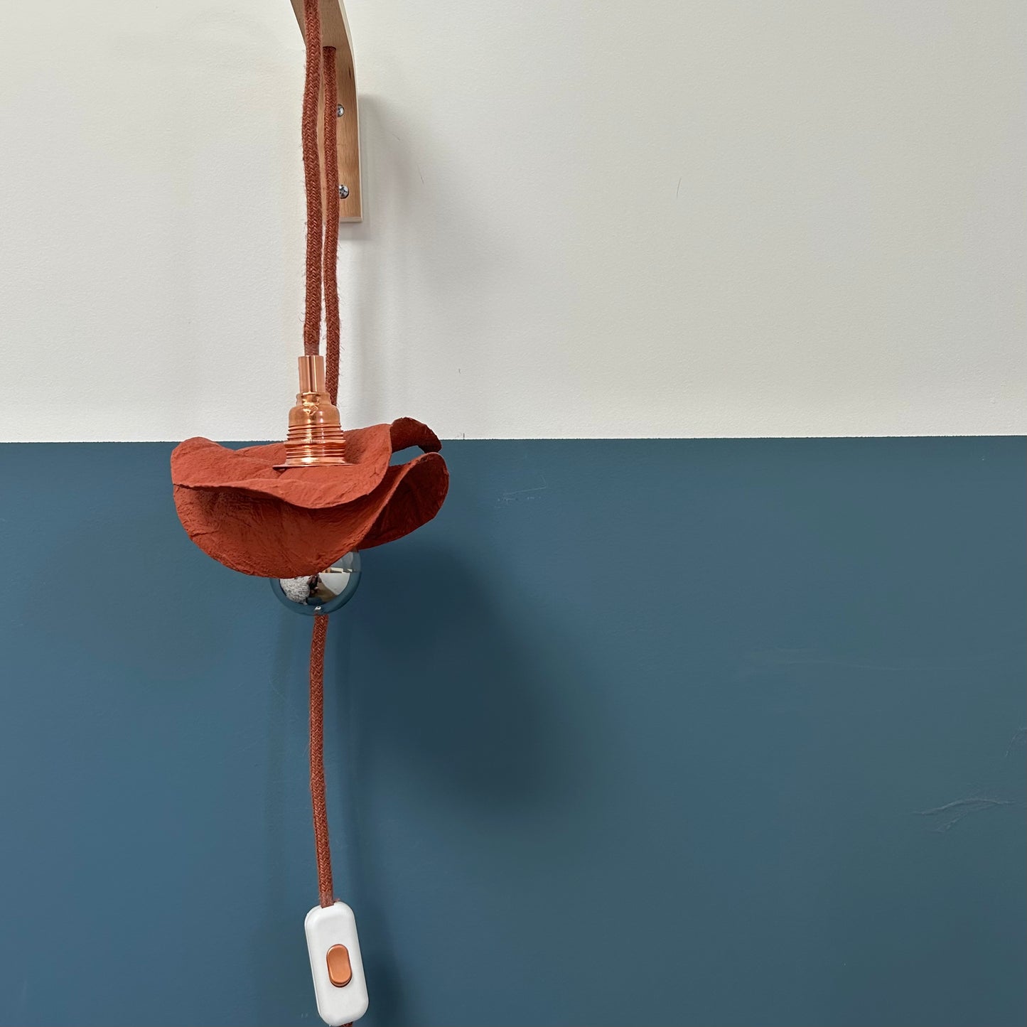 Baladeuse colorée orange terracotta ecoresponsable "pas dans la mer". "Pas dans la mer" une marque déposée de fabrication de luminaires eco-responsables, à partir de bouteilles plastiques recyclées. Fabrication à la main, en Provence pour une décoration durable. Démarches: Upcycling / Slowdesign / Recyclage / suspension Fleur / Environnement /Lumière pas dans la mer une marque française
