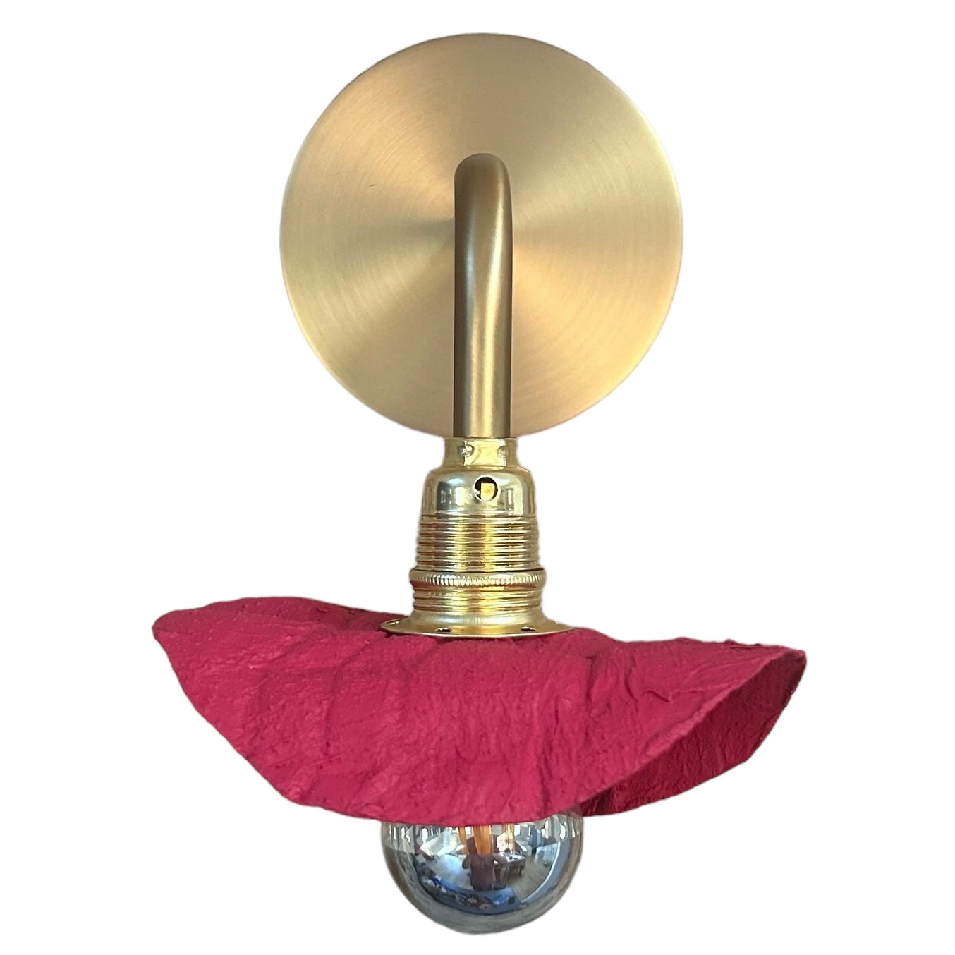 Applique cuivre ecoresponsable “pas dans la mer” qui peut être utilisée en lampe de chevet ou lampe d’ambiance "Pas dans la mer" une marque déposée de fabrication de luminaires eco-responsables, à partir de bouteilles plastiques recyclées. Fabrication à la main, en Provence pour une décoration durable. Ces créations de lampes sont faites sur mesure et trouvent l’inspiration dans l’environnement et la nature. Démarches: Upcycling / Slowdesign / Recyclage / suspension Fleur / Environnement /Lumière