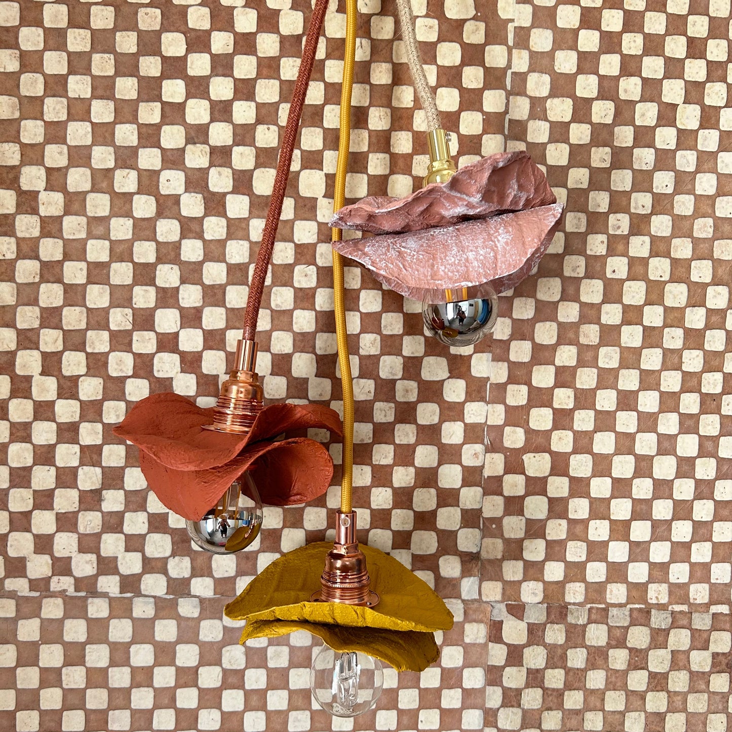 Baladeuse colorée jaune ocre ecoresponsable "pas dans la mer". "Pas dans la mer" une marque déposée de fabrication de luminaires eco-responsables, à partir de bouteilles plastiques recyclées. Fabrication à la main, en Provence pour une décoration durable. Démarches: Upcycling / Slowdesign / Recyclage / suspension Fleur / Environnement /Lumière pas dans la mer une marque française.