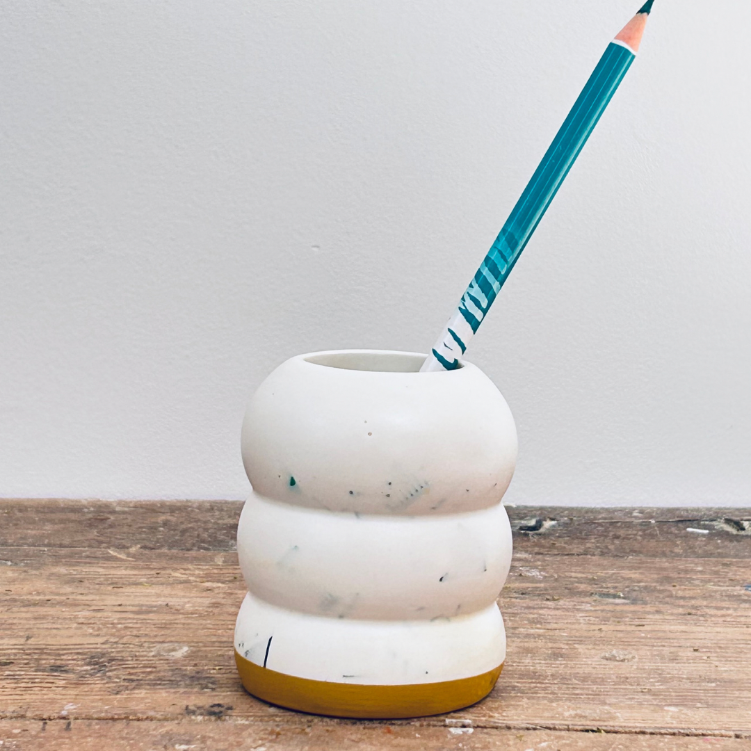 Petit Pot à crayons en bouchons plastiques et éco-résine JAUNE