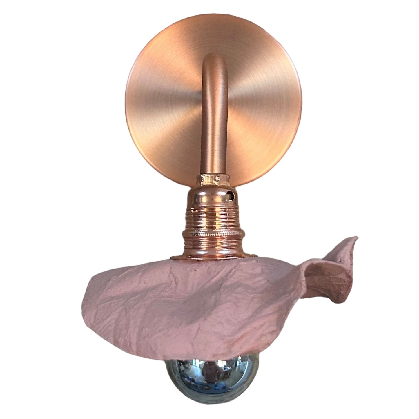 Applique bronze ecoresponsable “pas dans la mer” qui peut être utilisée en lampe de chevet ou lampe d’ambiance "Pas dans la mer" une marque déposée de fabrication de luminaires eco-responsables, à partir de bouteilles plastiques recyclées. Fabrication à la main, en Provence pour une décoration durable. Ces créations de lampes sont faites sur mesure et trouvent l’inspiration dans l’environnement et la nature. Démarches: Upcycling / Slowdesign / Recyclage / suspension Fleur / Environnement /Lumière