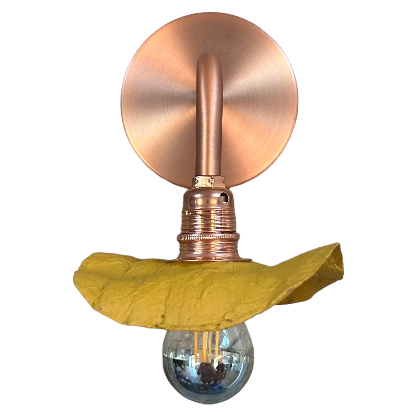 Applique bronze ecoresponsable “pas dans la mer” qui peut être utilisée en lampe de chevet ou lampe d’ambiance "Pas dans la mer" une marque déposée de fabrication de luminaires eco-responsables, à partir de bouteilles plastiques recyclées. Fabrication à la main, en Provence pour une décoration durable. Ces créations de lampes sont faites sur mesure et trouvent l’inspiration dans l’environnement et la nature. Démarches: Upcycling / Slowdesign / Recyclage / suspension Fleur / Environnement /Lumière