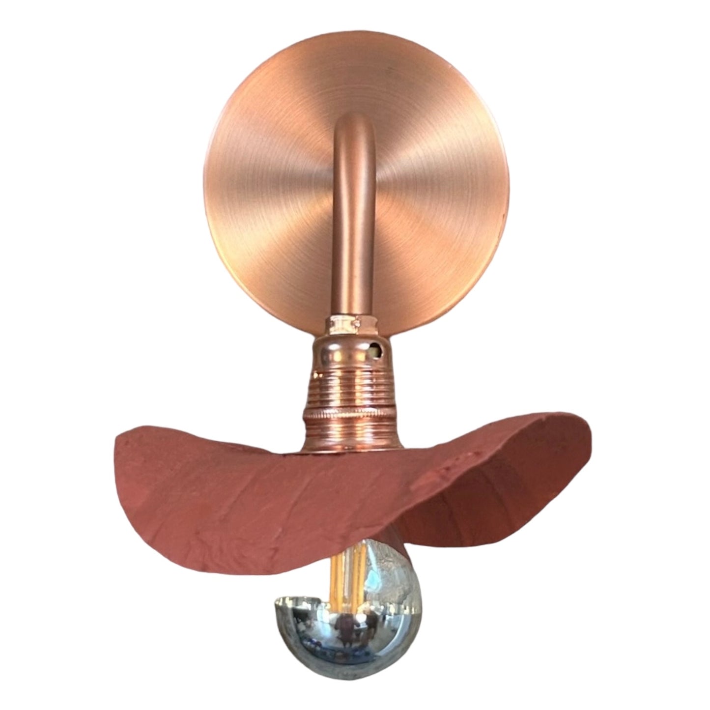 Applique bronze ecoresponsable “pas dans la mer” qui peut être utilisée en lampe de chevet ou lampe d’ambiance "Pas dans la mer" une marque déposée de fabrication de luminaires eco-responsables, à partir de bouteilles plastiques recyclées. Fabrication à la main, en Provence pour une décoration durable. Ces créations de lampes sont faites sur mesure et trouvent l’inspiration dans l’environnement et la nature. Démarches: Upcycling / Slowdesign / Recyclage / suspension Fleur / Environnement /Lumière