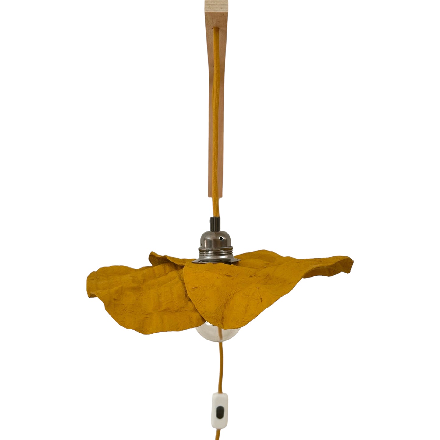 Suspension fleur jaune ocre ecoresponsable “pas dans la mer”. "Pas dans la mer" une marque déposée de fabrication de luminaires eco-responsables, à partir de bouteilles plastiques recyclées. Fabrication à la main, en Provence pour une décoration durable. Ces créations de lampes sont faites sur mesure et trouvent l’inspiration dans l’environnement et la nature. Démarches: Upcycling / Slowdesign / Recyclage / suspension Fleur / Environnement /Lumière pas dans la mer
