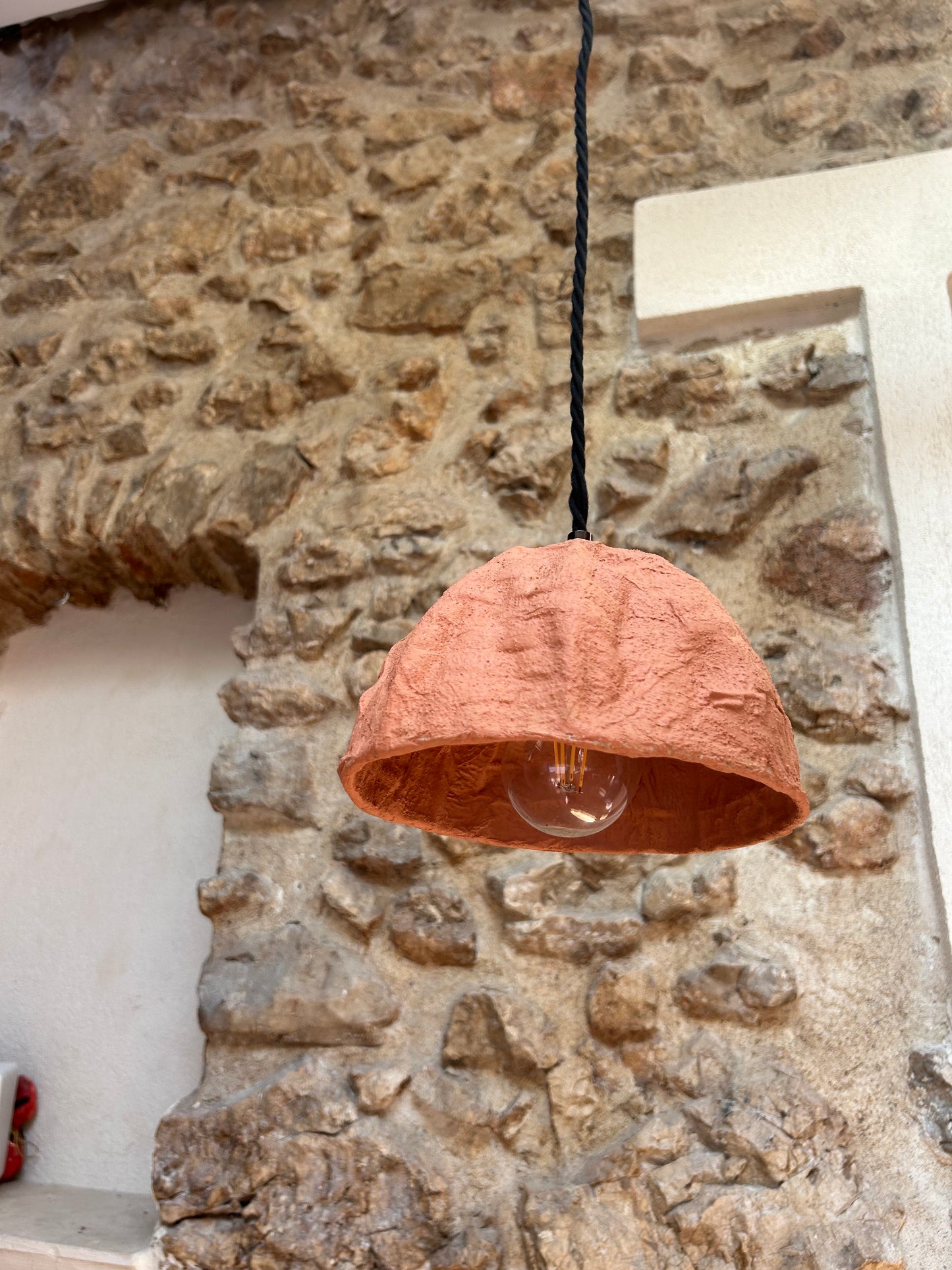 Suspension dôme colorée orange ecoresponsable "pas dans la mer". "Pas dans la mer" une marque déposée de fabrication de luminaires eco-responsables, à partir de bouteilles plastiques recyclées. Fabrication à la main, en Provence pour une décoration durable. Démarches: Upcycling / Slowdesign / Recyclage / suspension Fleur / Environnement /Lumière pas dans la mer une marque française.