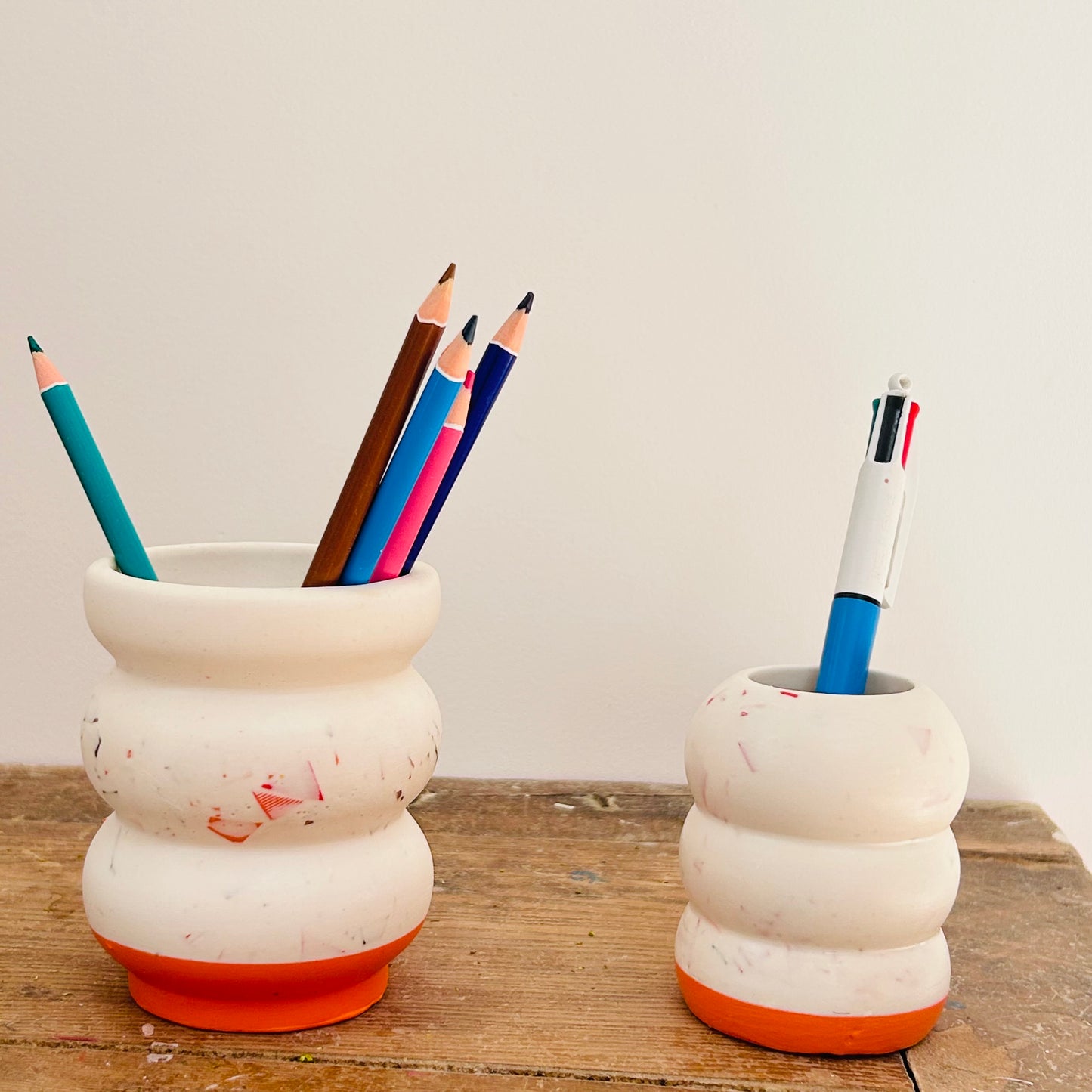 Grand Pot à Crayons en bouchons plastiques et éco-résine ORANGE