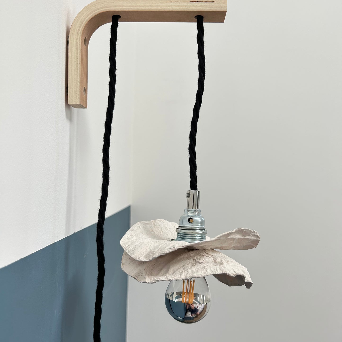 Baladeuse colorée blanc crème ecoresponsable "pas dans la mer". "Pas dans la mer" une marque déposée de fabrication de luminaires eco-responsables, à partir de bouteilles plastiques recyclées. Fabrication à la main, en Provence pour une décoration durable. Démarches: Upcycling / Slowdesign / Recyclage / suspension Fleur / Environnement /Lumière pas dans la mer une marque française.