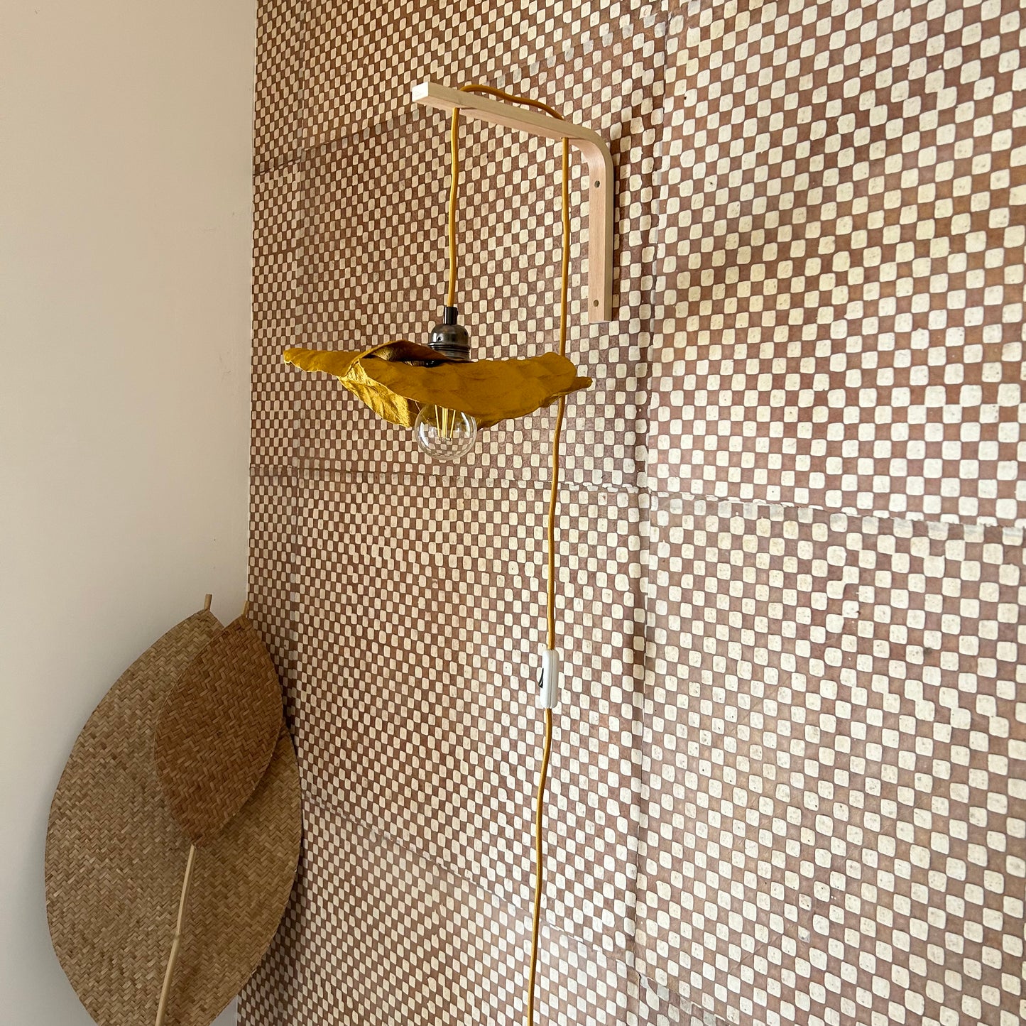 Suspension fleur jaune ocre ecoresponsable “pas dans la mer”. "Pas dans la mer" une marque déposée de fabrication de luminaires eco-responsables, à partir de bouteilles plastiques recyclées. Fabrication à la main, en Provence pour une décoration durable. Ces créations de lampes sont faites sur mesure et trouvent l’inspiration dans l’environnement et la nature. Démarches: Upcycling / Slowdesign / Recyclage / suspension Fleur / Environnement /Lumière pas dans la mer