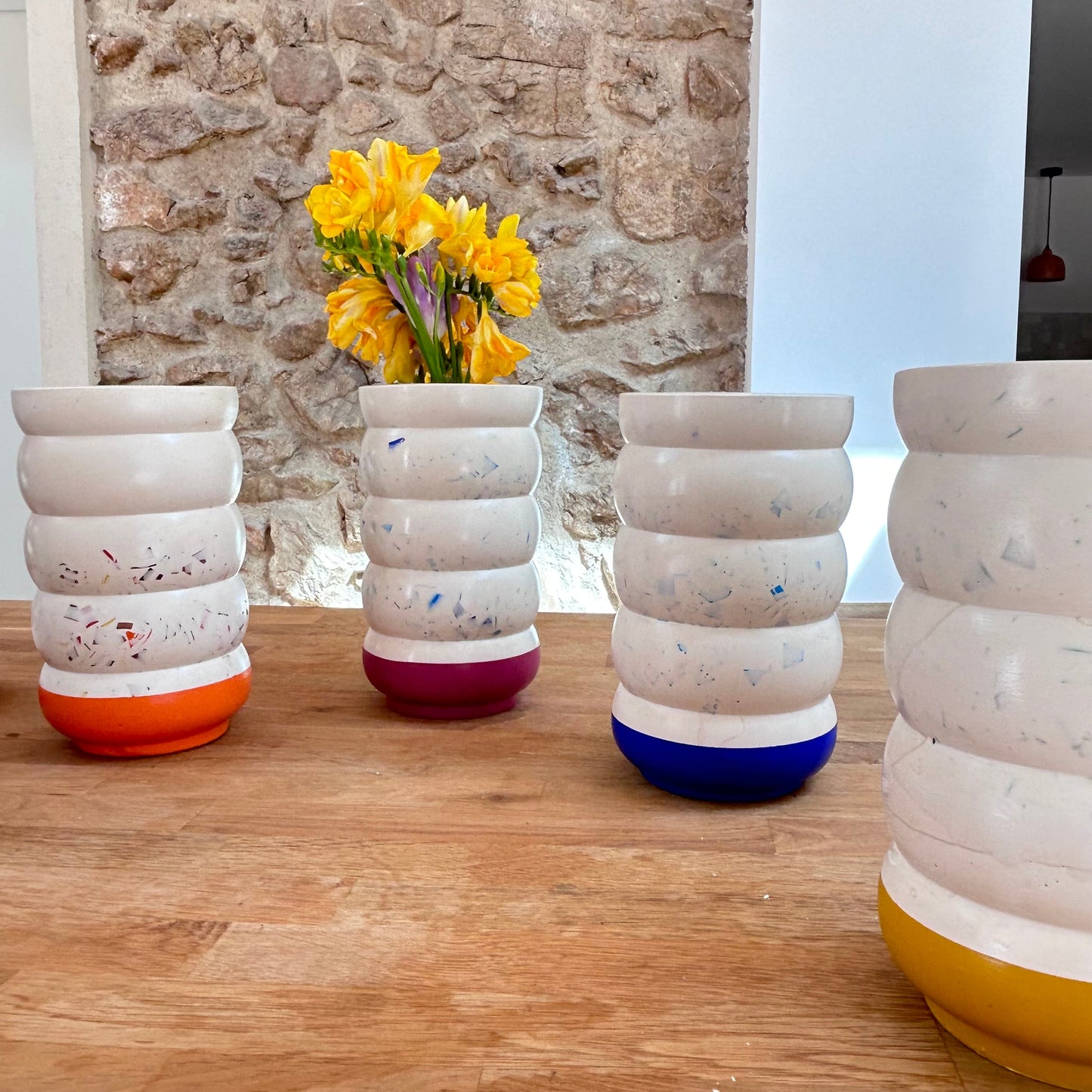 Vase en bouchons plastiques et éco-résine VIOLET