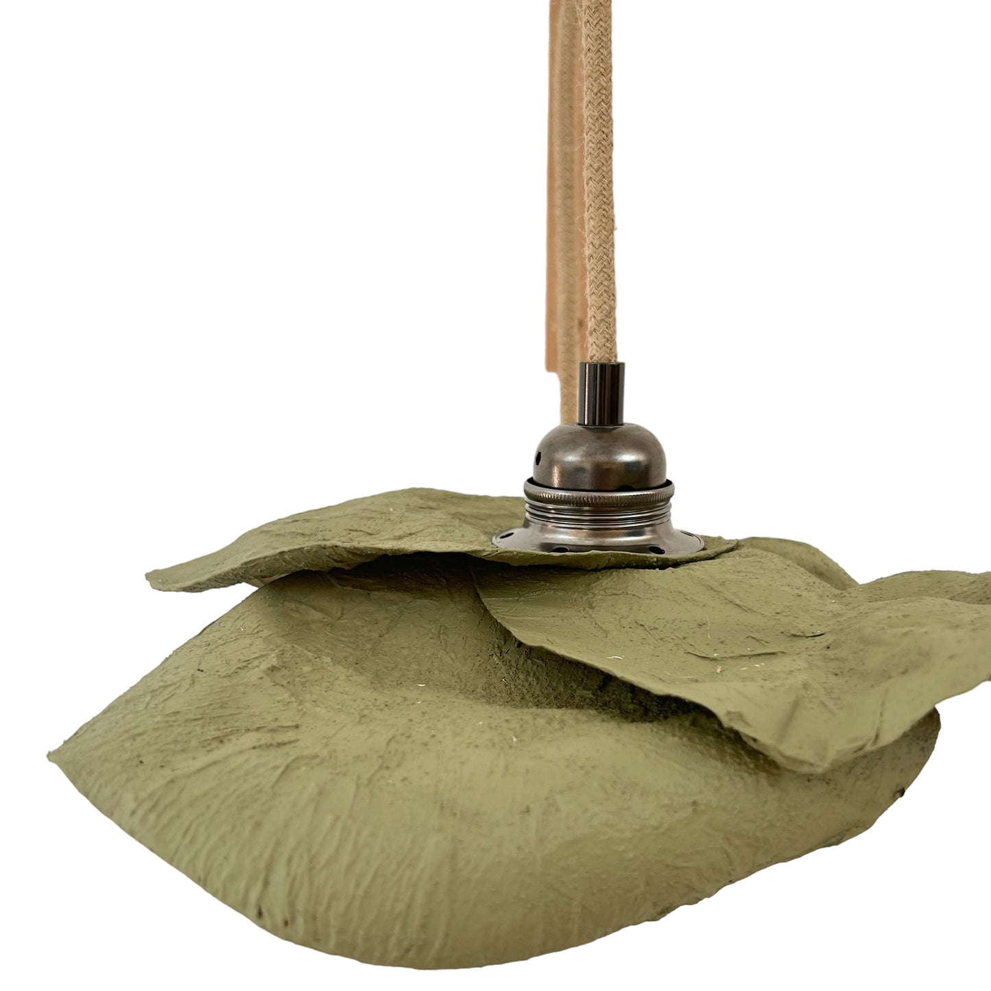 Suspension fleur vert olive ecoresponsable “pas dans la mer”. "Pas dans la mer" une marque déposée de fabrication de luminaires eco-responsables, à partir de bouteilles plastiques recyclées. Fabrication à la main, en Provence pour une décoration durable. Ces créations de lampes sont faites sur mesure et trouvent l’inspiration dans l’environnement et la nature. Démarches: Upcycling / Slowdesign / Recyclage / suspension Fleur / Environnement /Lumière pas dans la mer