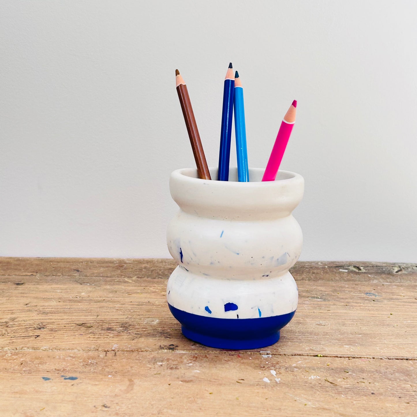 Grand Pot à Crayons en bouchons plastiques et éco-résine BLEU OUTREMER