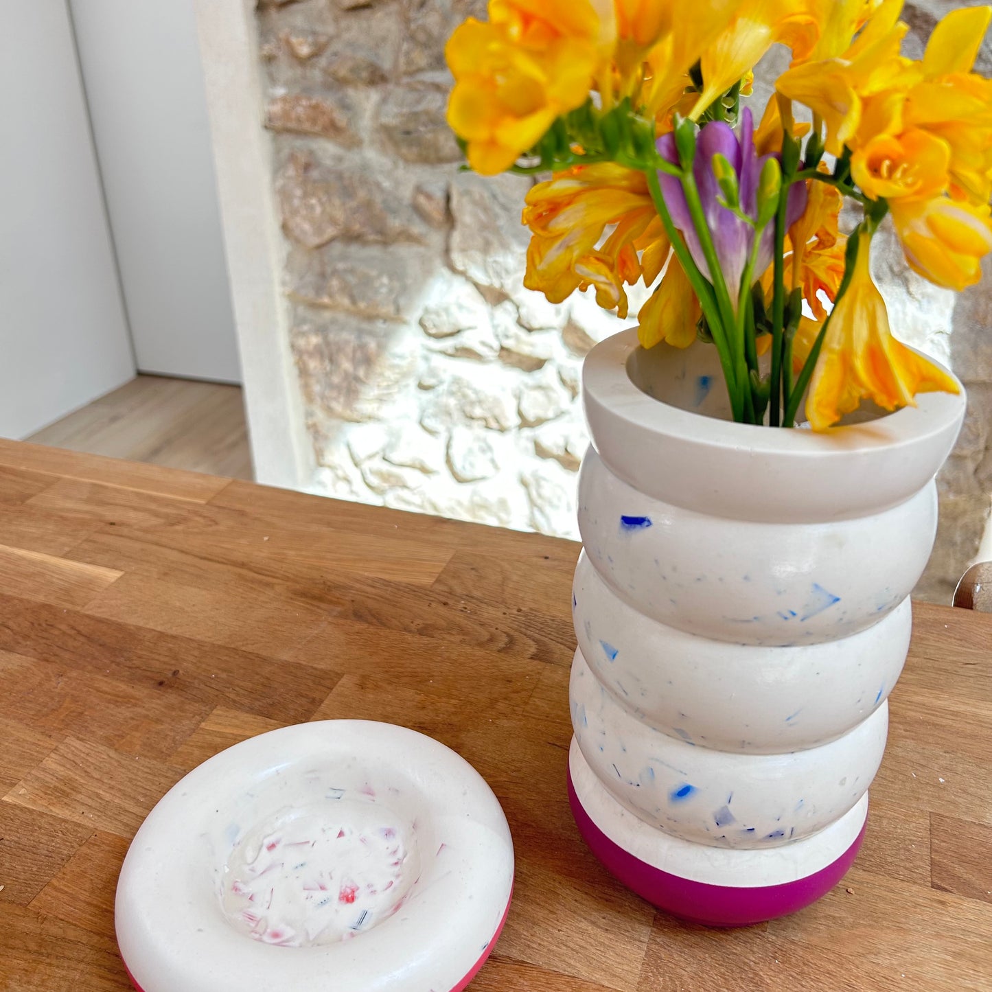 Vase en bouchons plastiques et éco-résine VIOLET