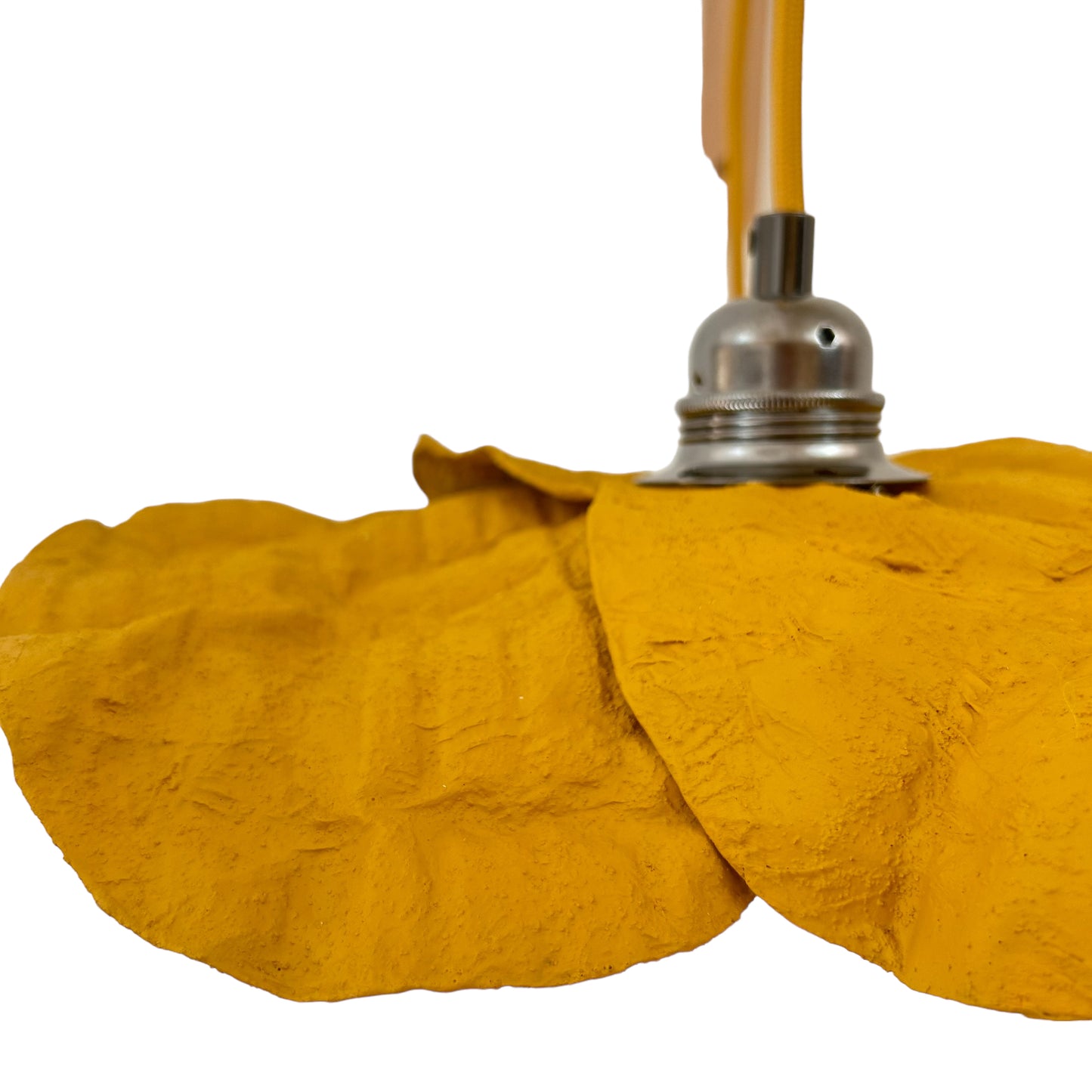 Suspension fleur jaune ocre ecoresponsable “pas dans la mer”. "Pas dans la mer" une marque déposée de fabrication de luminaires eco-responsables, à partir de bouteilles plastiques recyclées. Fabrication à la main, en Provence pour une décoration durable. Ces créations de lampes sont faites sur mesure et trouvent l’inspiration dans l’environnement et la nature. Démarches: Upcycling / Slowdesign / Recyclage / suspension Fleur / Environnement /Lumière pas dans la mer