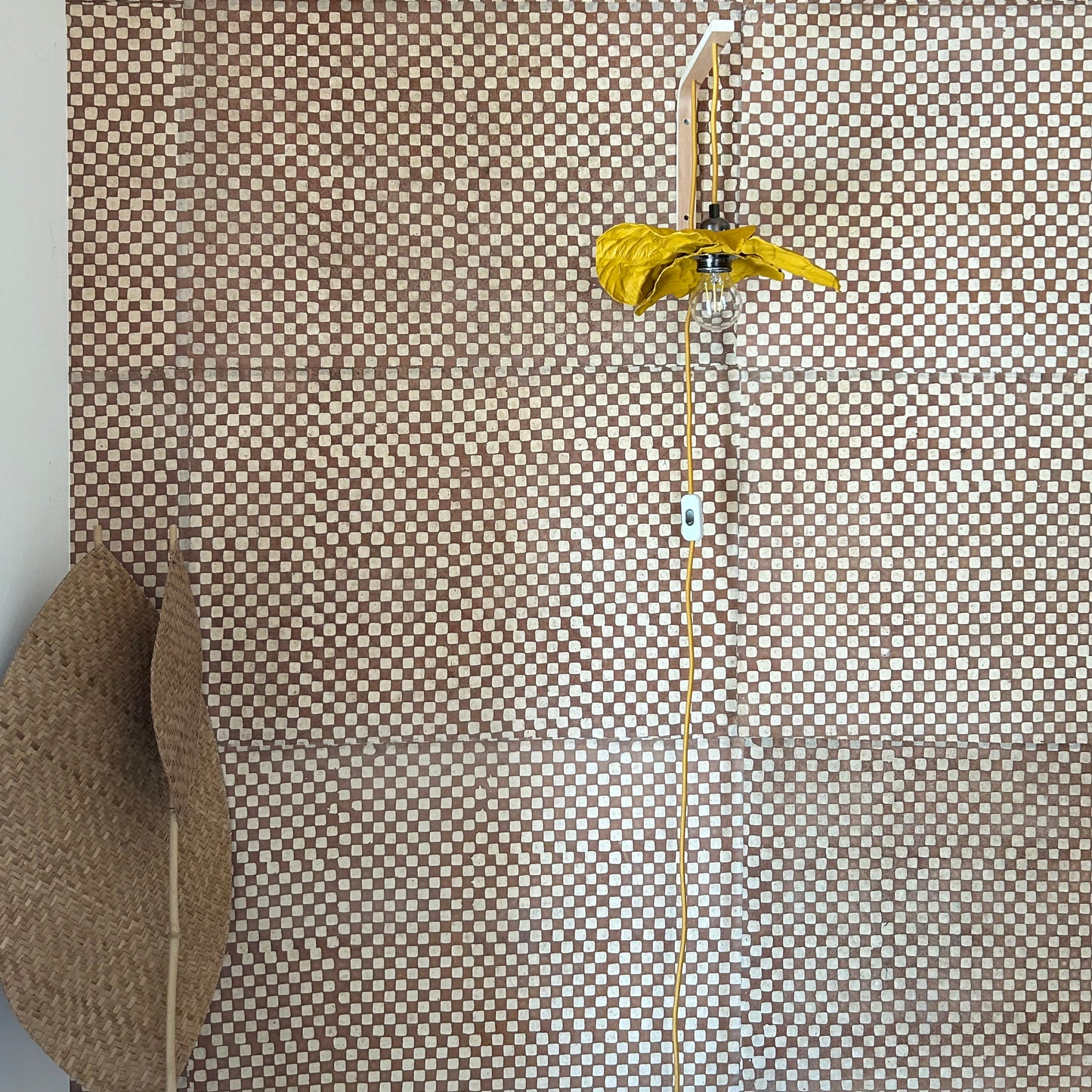 Suspension fleur jaune ocre ecoresponsable “pas dans la mer”. "Pas dans la mer" une marque déposée de fabrication de luminaires eco-responsables, à partir de bouteilles plastiques recyclées. Fabrication à la main, en Provence pour une décoration durable. Ces créations de lampes sont faites sur mesure et trouvent l’inspiration dans l’environnement et la nature. Démarches: Upcycling / Slowdesign / Recyclage / suspension Fleur / Environnement /Lumière pas dans la mer