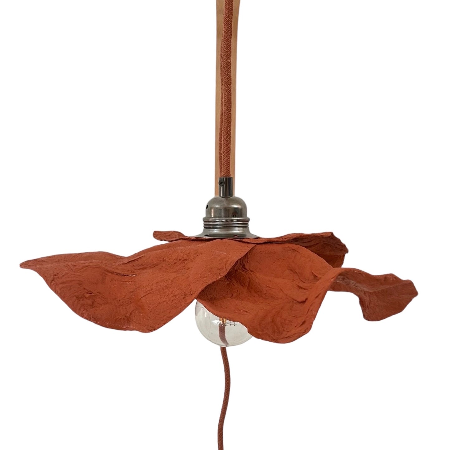 Suspension fleur orange terracotta ecoresponsable “pas dans la mer”. "Pas dans la mer" une marque déposée de fabrication de luminaires eco-responsables, à partir de bouteilles plastiques recyclées. Fabrication à la main, en Provence pour une décoration durable. Ces créations de lampes sont faites sur mesure et trouvent l’inspiration dans l’environnement et la nature. Démarches: Upcycling / Slowdesign / Recyclage / suspension Fleur / Environnement /Lumière pas dans la mer