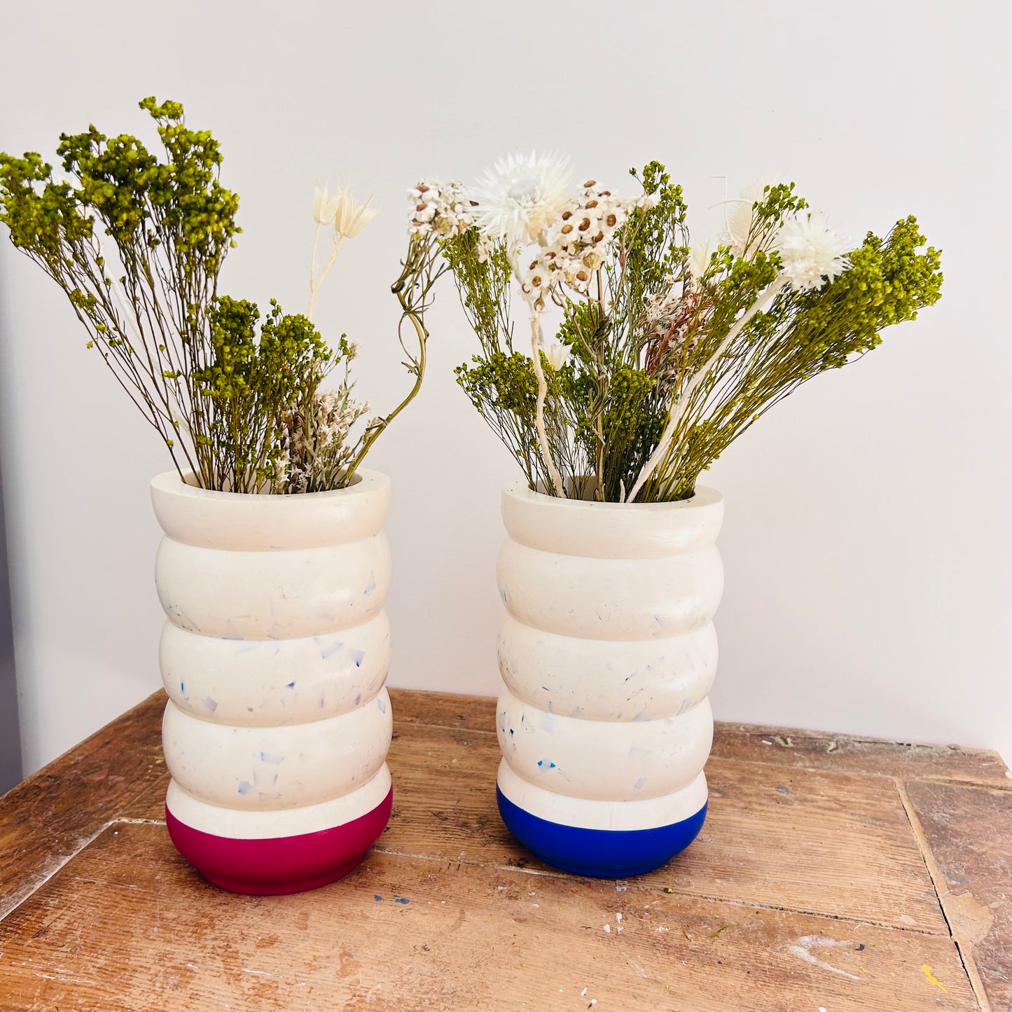 Vase en bouchons plastiques et éco-résine BLEU OUTREMER