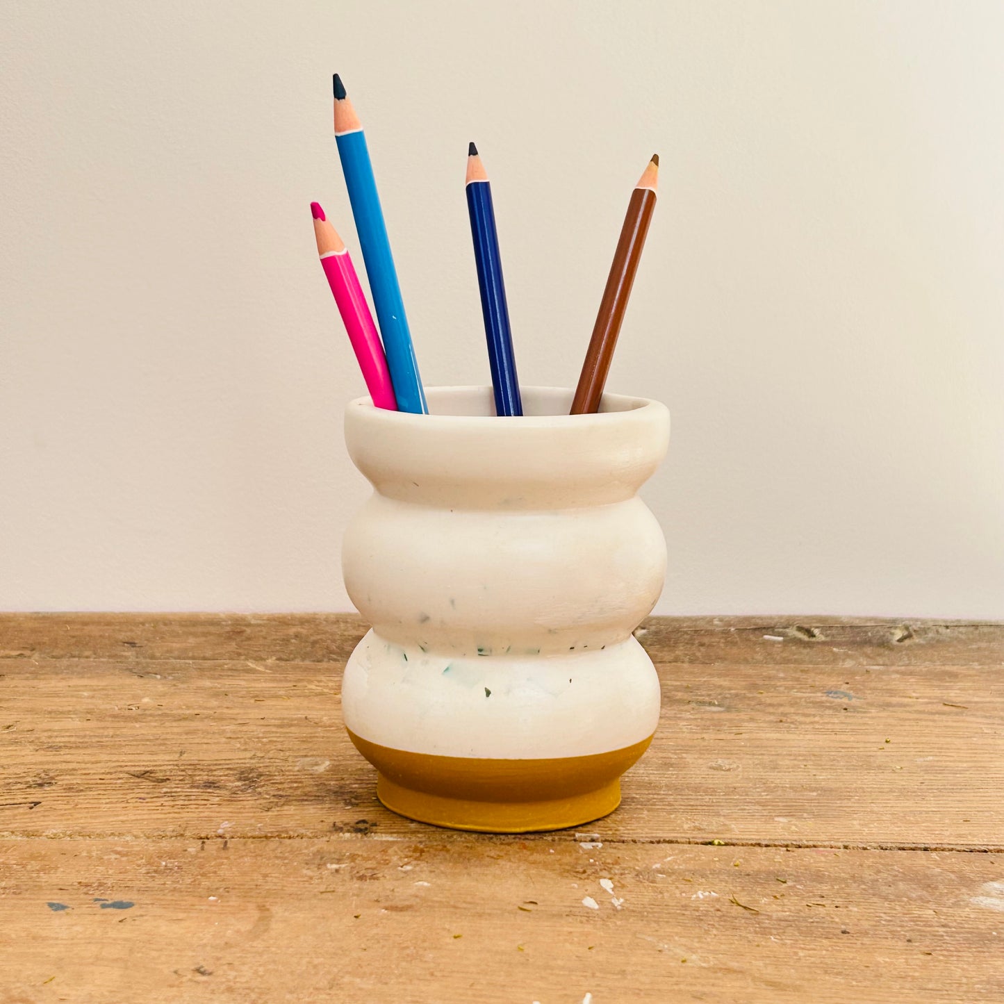 Grand Pot à Crayons en bouchons plastiques et éco-résine JAUNE OCRE