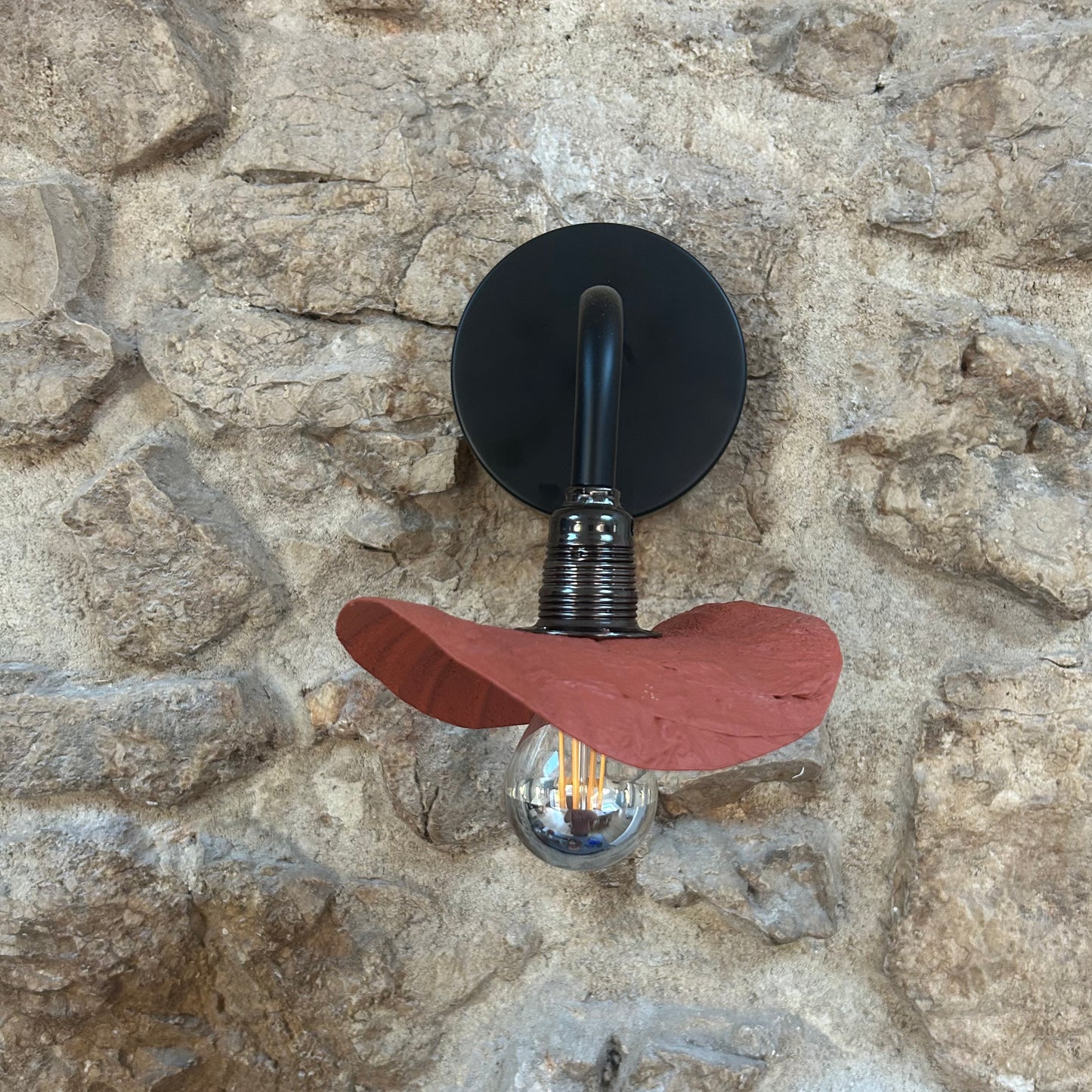 Applique noire ecoresponsable “pas dans la mer” qui peut être utilisée en lampe de chevet ou lampe d’ambiance "Pas dans la mer" une marque déposée de fabrication de luminaires eco-responsables, à partir de bouteilles plastiques recyclées. Fabrication à la main, en Provence pour une décoration durable. Ces créations de lampes sont faites sur mesure et trouvent l’inspiration dans l’environnement et la nature. Démarches: Upcycling / Slowdesign / Recyclage / suspension Fleur / Environnement /Lumière.