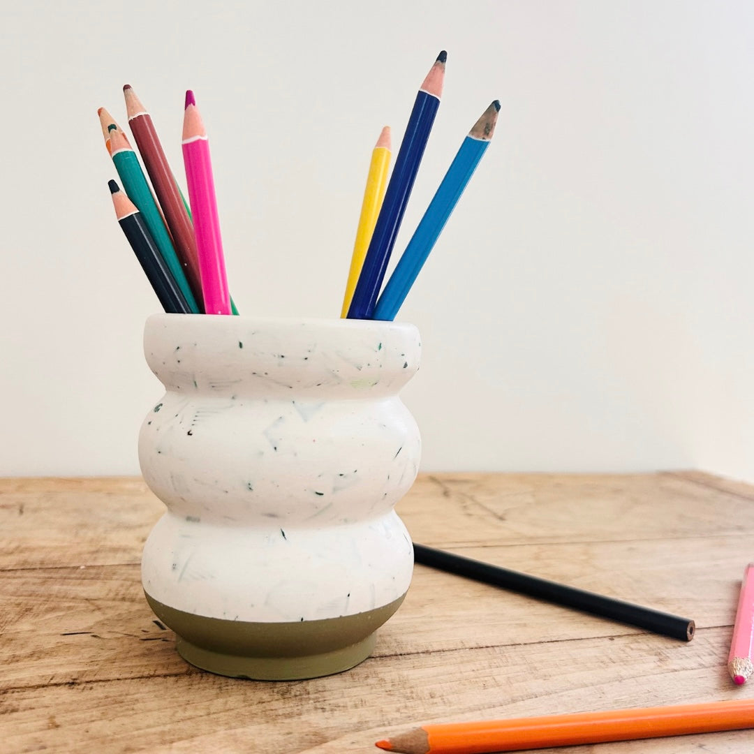 Grand Pot à Crayons en bouchons plastiques et éco-résine VERT OLIVE