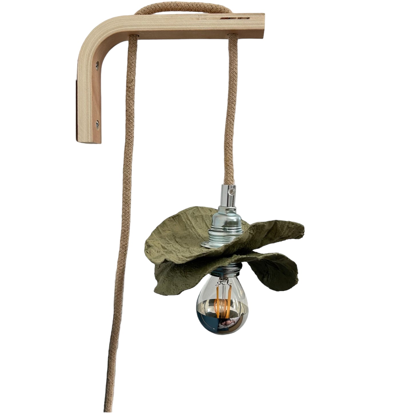 Baladeuse colorée vert Olive ecoresponsable "pas dans la mer". "Pas dans la mer" une marque déposée de fabrication de luminaires eco-responsables, à partir de bouteilles plastiques recyclées. Fabrication à la main, en Provence pour une décoration durable. Démarches: Upcycling / Slowdesign / Recyclage / suspension Fleur / Environnement /Lumière pas dans la mer une marque française.