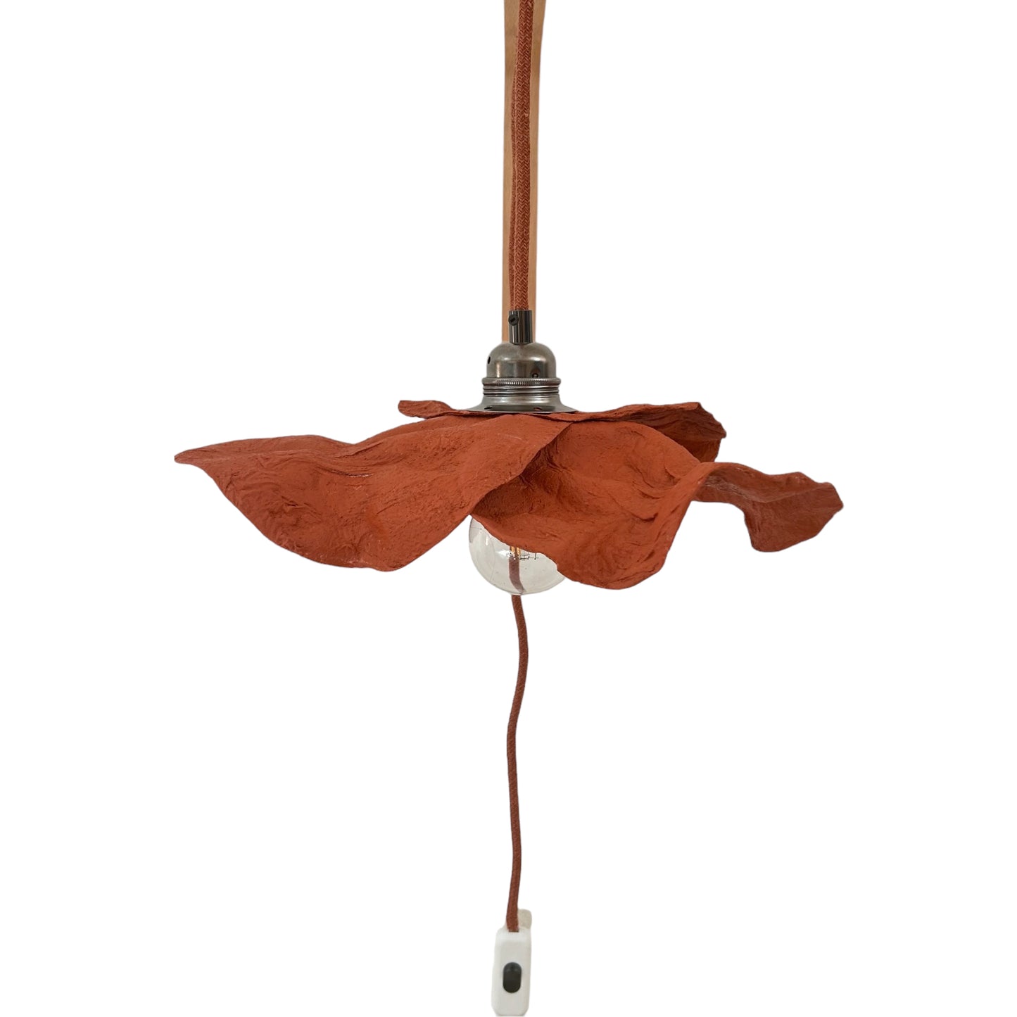 Suspension fleur orange terracotta ecoresponsable “pas dans la mer”. "Pas dans la mer" une marque déposée de fabrication de luminaires eco-responsables, à partir de bouteilles plastiques recyclées. Fabrication à la main, en Provence pour une décoration durable. Ces créations de lampes sont faites sur mesure et trouvent l’inspiration dans l’environnement et la nature. Démarches: Upcycling / Slowdesign / Recyclage / suspension Fleur / Environnement /Lumière pas dans la mer