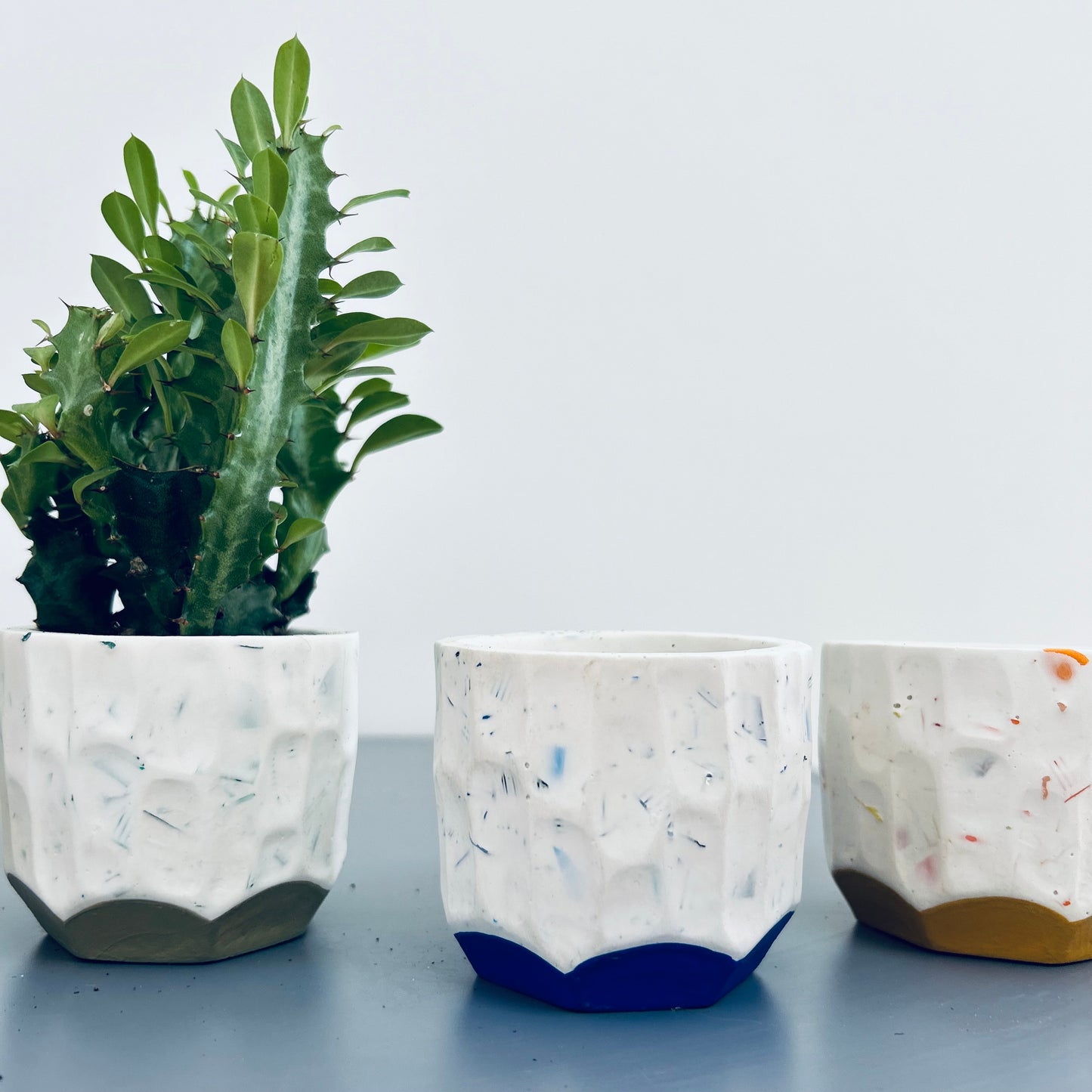 Petit cache-pot en bouchons plastiques et éco-résine BLEU OUTREMER
