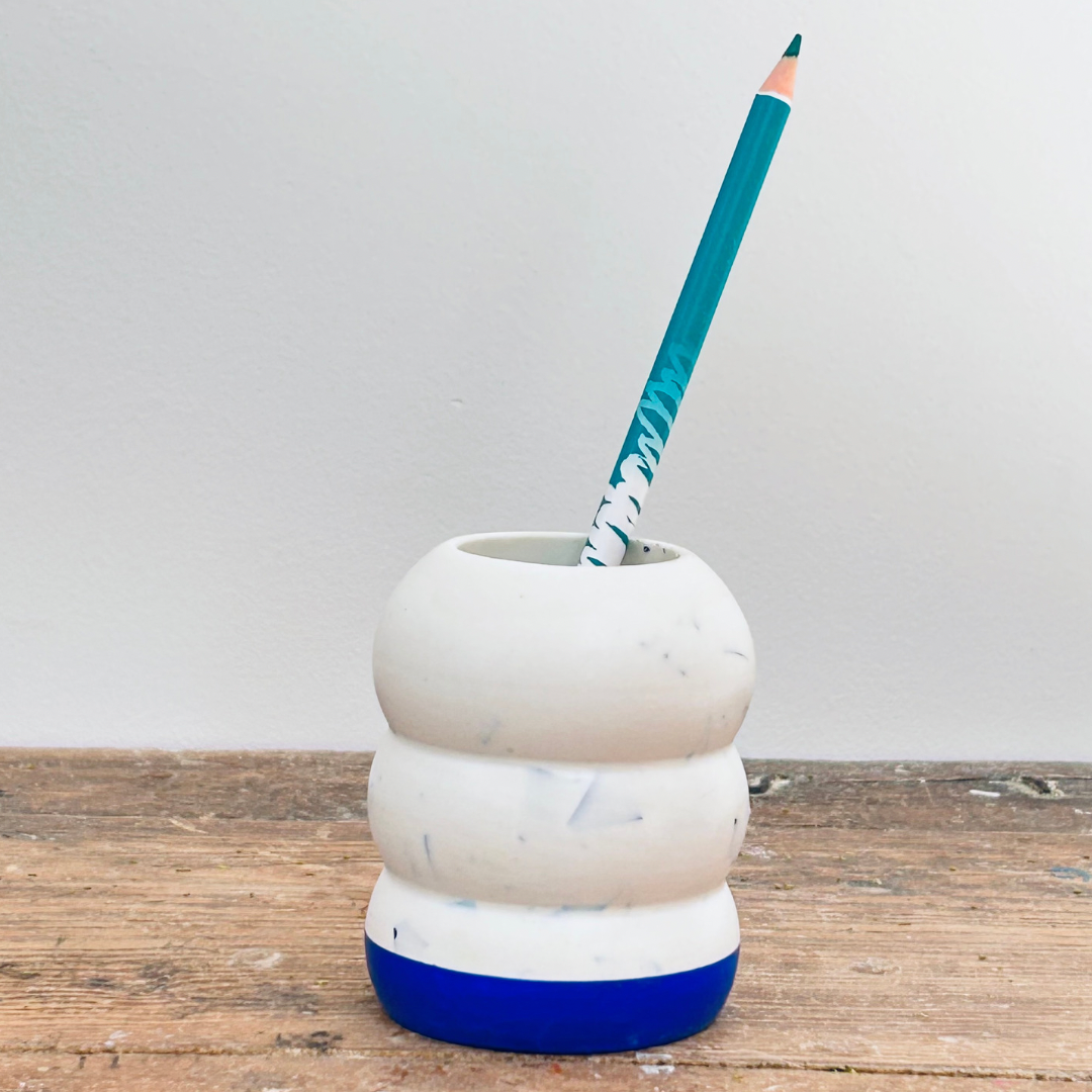 Petit Pot à crayons en bouchons plastiques et éco-résine BLEU OUTREMER