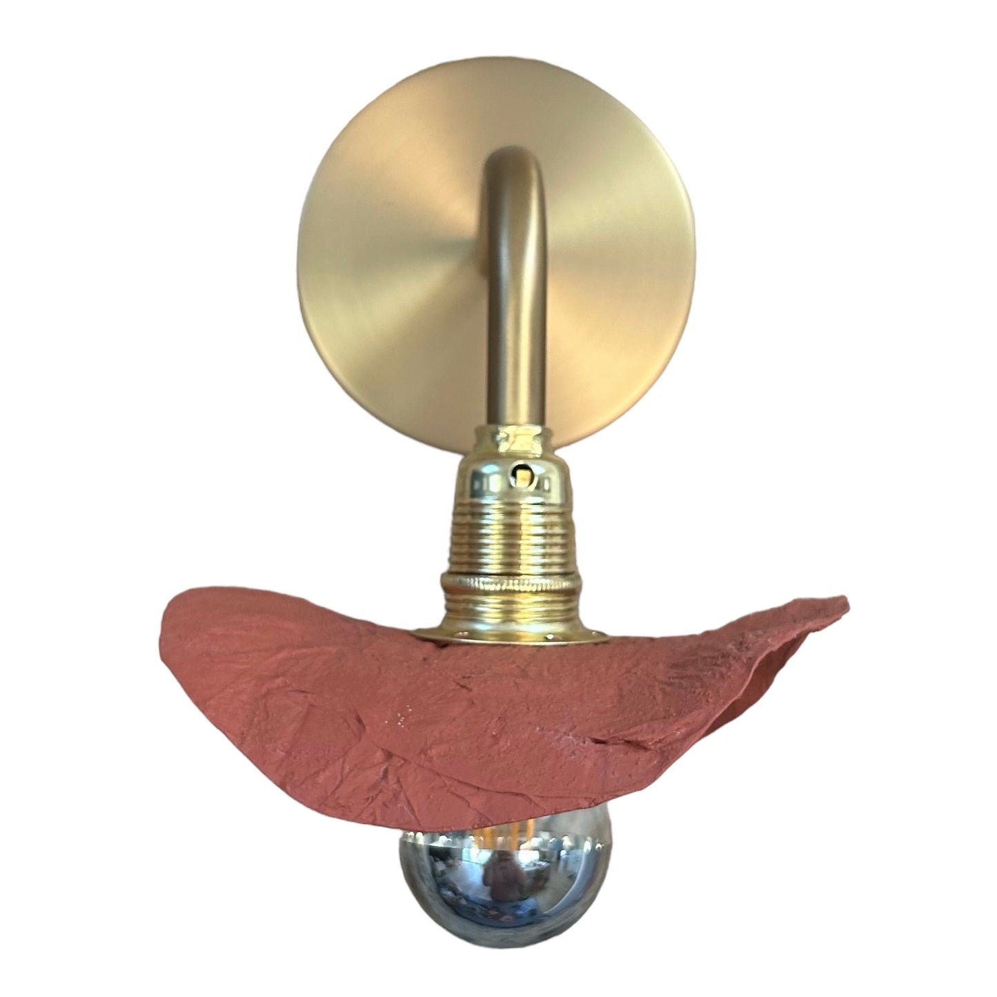 Applique cuivre ecoresponsable “pas dans la mer” qui peut être utilisée en lampe de chevet ou lampe d’ambiance "Pas dans la mer" une marque déposée de fabrication de luminaires eco-responsables, à partir de bouteilles plastiques recyclées. Fabrication à la main, en Provence pour une décoration durable. Ces créations de lampes sont faites sur mesure et trouvent l’inspiration dans l’environnement et la nature. Démarches: Upcycling / Slowdesign / Recyclage / suspension Fleur / Environnement /Lumière
