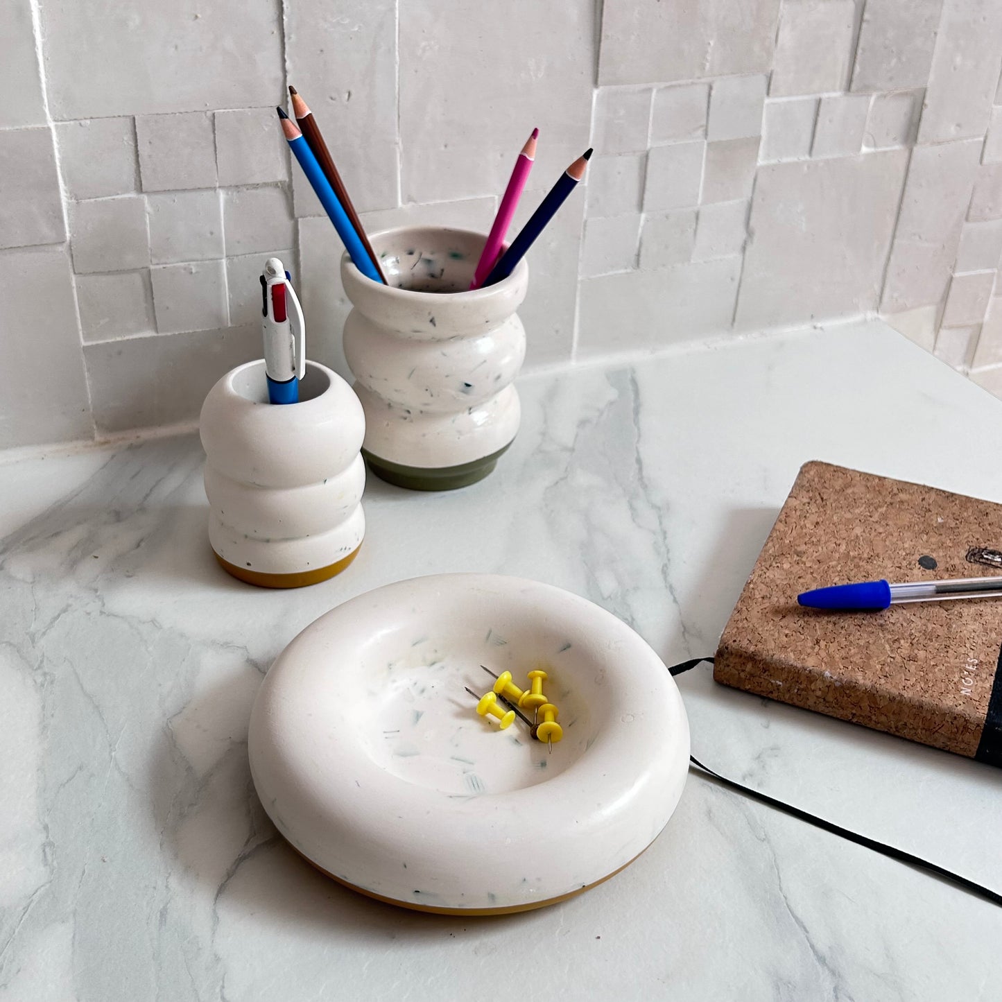 Petit Pot à crayons en bouchons plastiques et éco-résine JAUNE