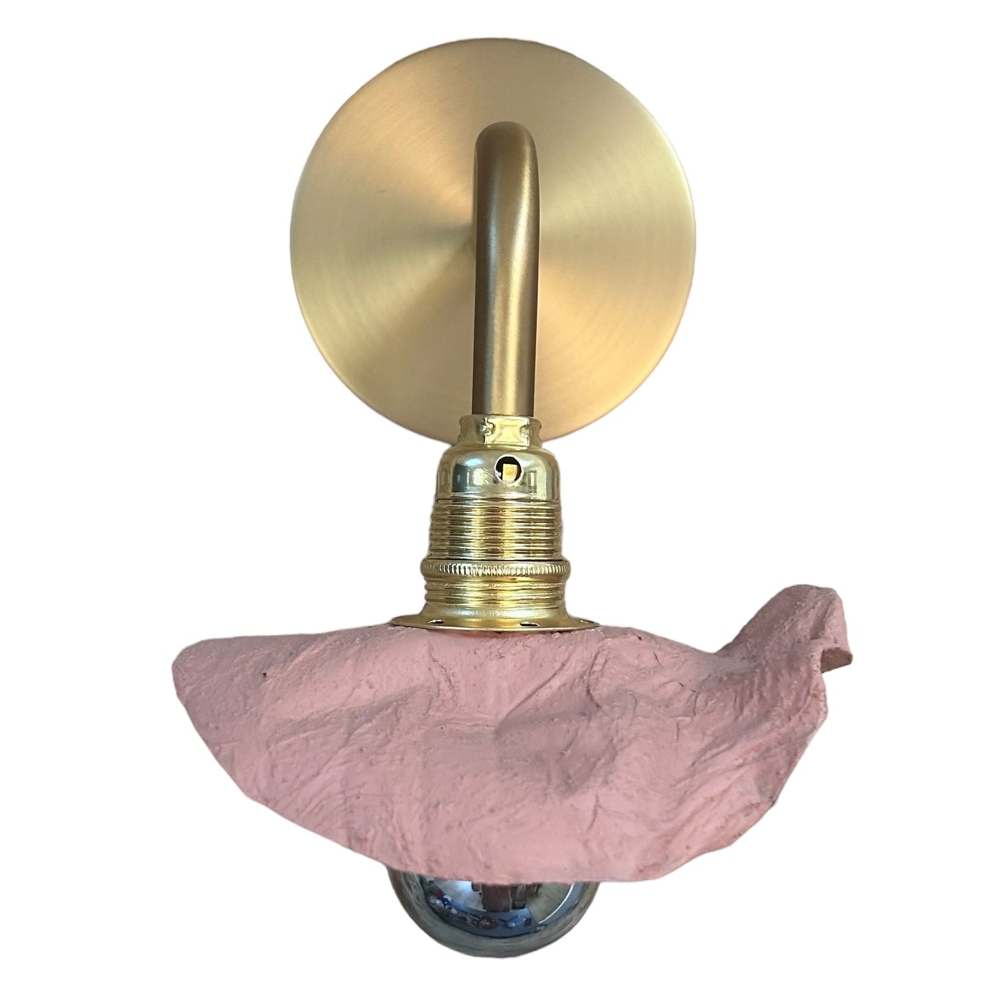 Applique cuivre ecoresponsable “pas dans la mer” qui peut être utilisée en lampe de chevet ou lampe d’ambiance "Pas dans la mer" une marque déposée de fabrication de luminaires eco-responsables, à partir de bouteilles plastiques recyclées. Fabrication à la main, en Provence pour une décoration durable. Ces créations de lampes sont faites sur mesure et trouvent l’inspiration dans l’environnement et la nature. Démarches: Upcycling / Slowdesign / Recyclage / suspension Fleur / Environnement /Lumière