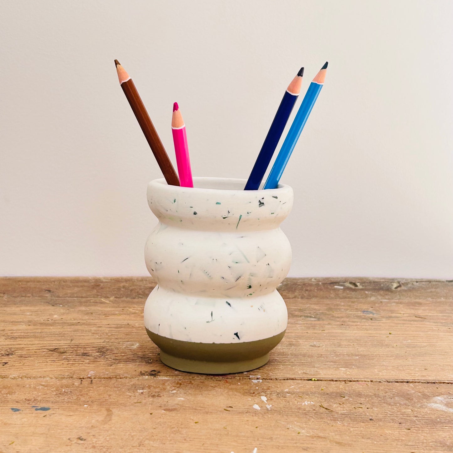 Grand Pot à Crayons en bouchons plastiques et éco-résine VERT OLIVE