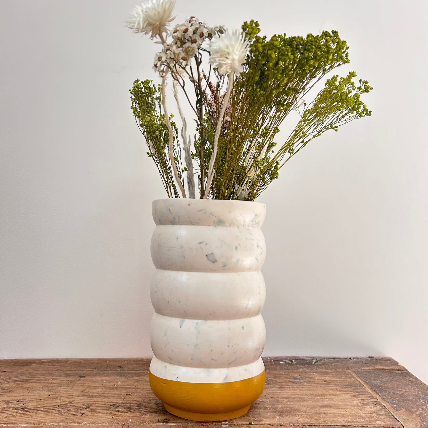 Vase en bouchons plastiques et éco-résine JAUNE OCRE