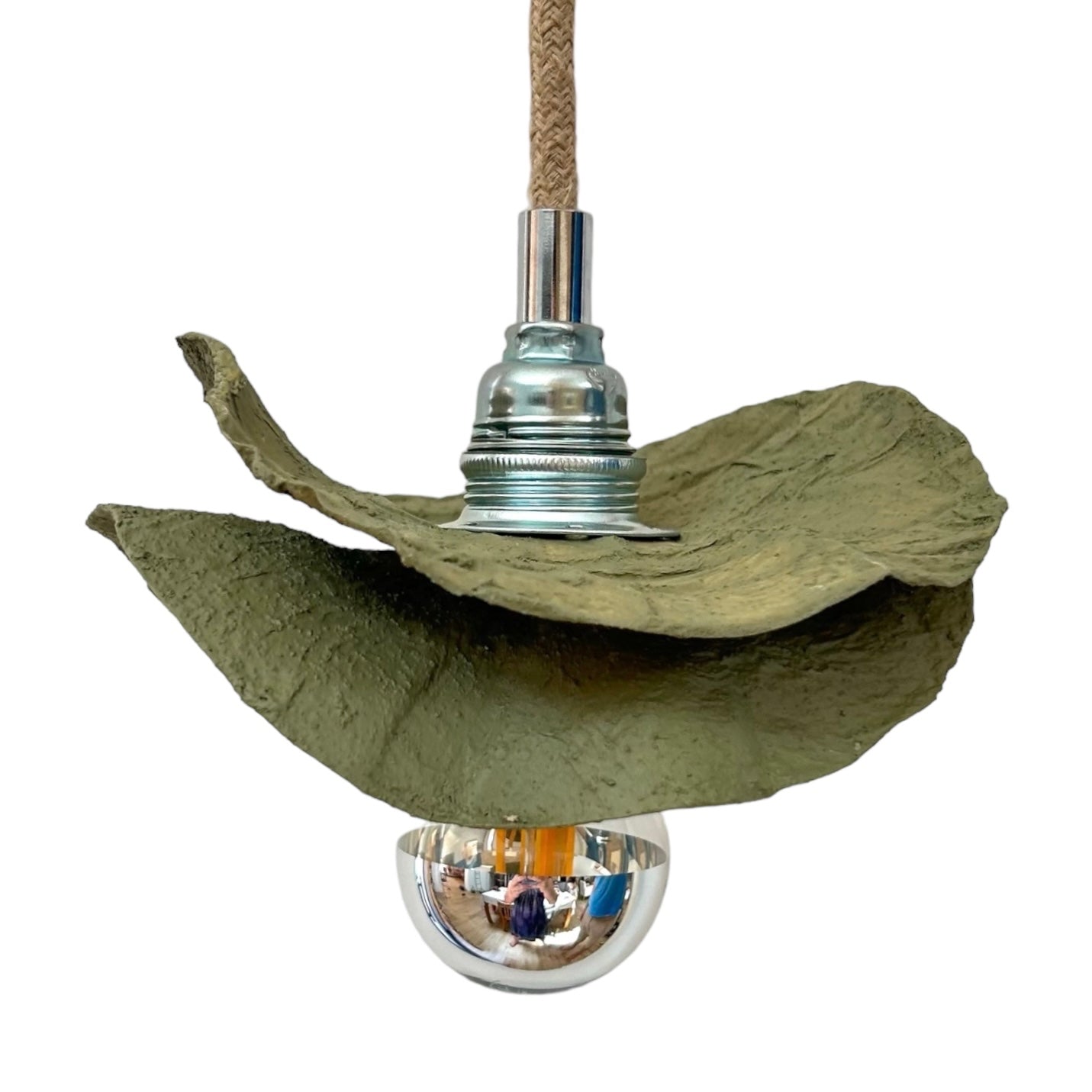Baladeuse colorée vert Olive ecoresponsable "pas dans la mer". "Pas dans la mer" une marque déposée de fabrication de luminaires eco-responsables, à partir de bouteilles plastiques recyclées. Fabrication à la main, en Provence pour une décoration durable. Démarches: Upcycling / Slowdesign / Recyclage / suspension Fleur / Environnement /Lumière pas dans la mer une marque française.