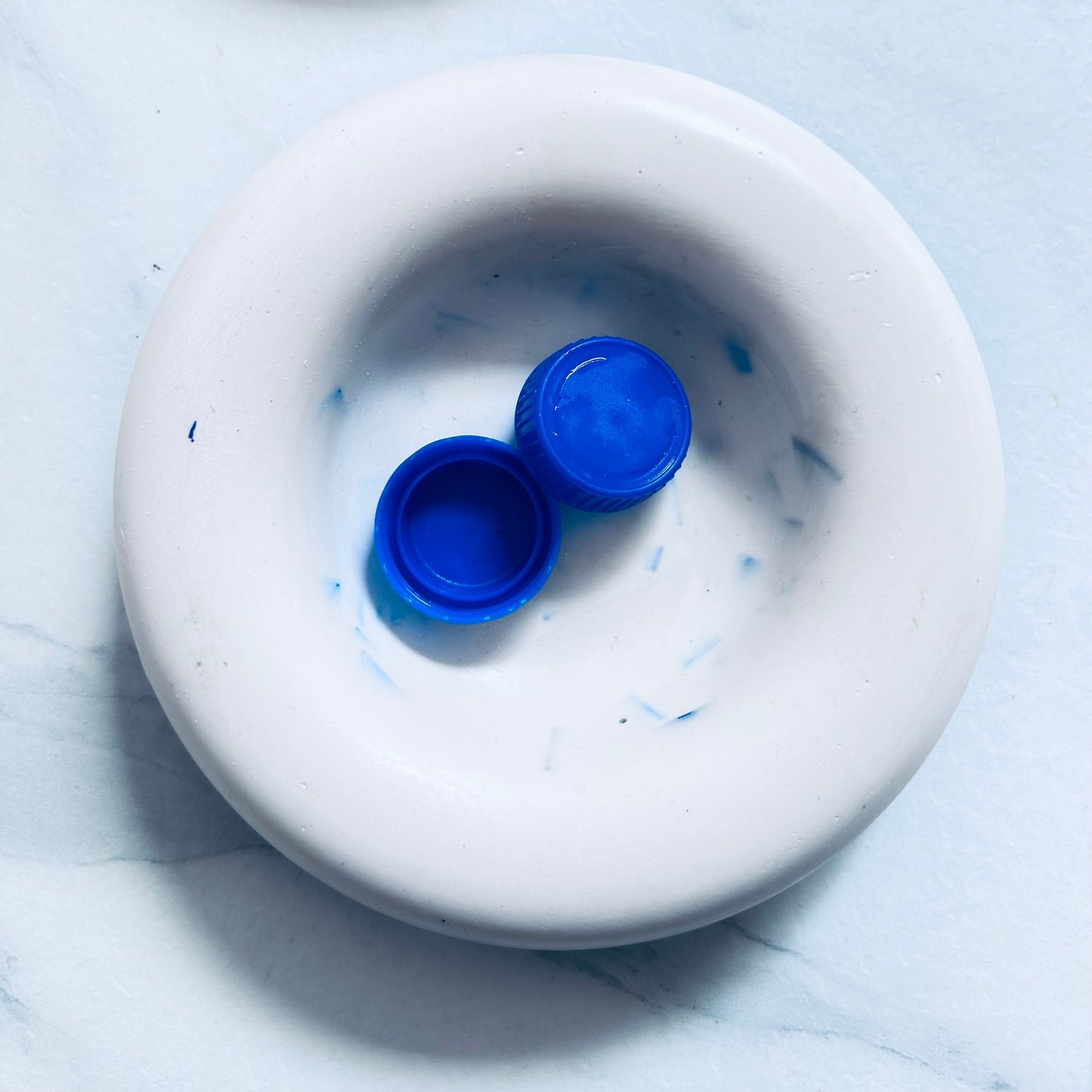Vide-poche en bouchons plastiques et éco-résine BLEU OUTREMER