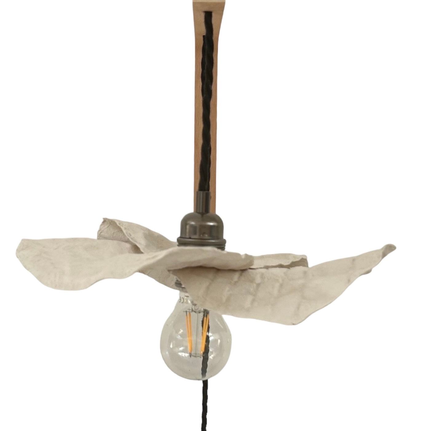 Suspension fleur blanche ecoresponsable “pas dans la mer”. "Pas dans la mer" une marque déposée de fabrication de luminaires eco-responsables, à partir de bouteilles plastiques recyclées. Fabrication à la main, en Provence pour une décoration durable. Ces créations de lampes sont faites sur mesure et trouvent l’inspiration dans l’environnement et la nature. Démarches: Upcycling / Slowdesign / Recyclage / suspension Fleur / Environnement /Lumière pas dans la mer