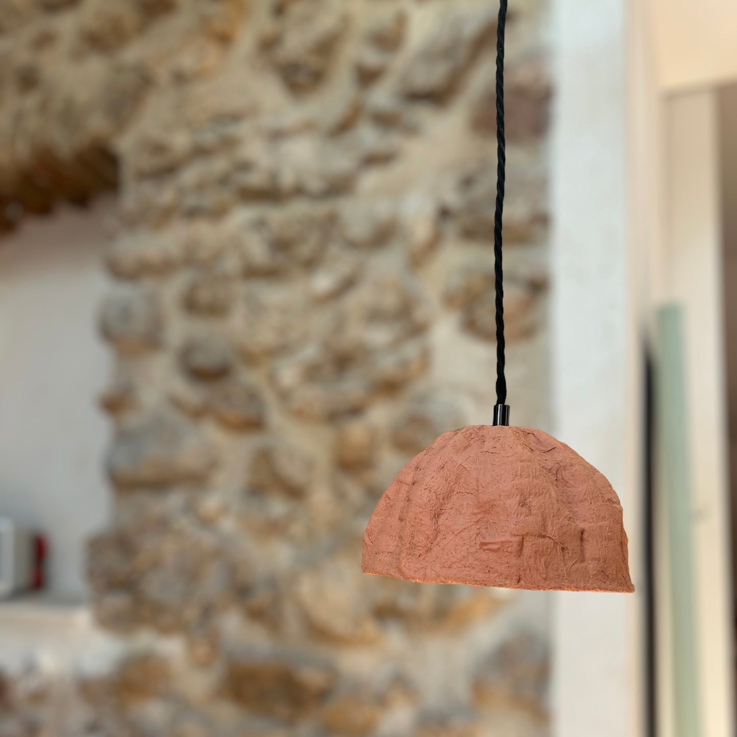 Suspension dôme colorée orange ecoresponsable "pas dans la mer". "Pas dans la mer" une marque déposée de fabrication de luminaires eco-responsables, à partir de bouteilles plastiques recyclées. Fabrication à la main, en Provence pour une décoration durable. Démarches: Upcycling / Slowdesign / Recyclage / suspension Fleur / Environnement /Lumière pas dans la mer une marque française.