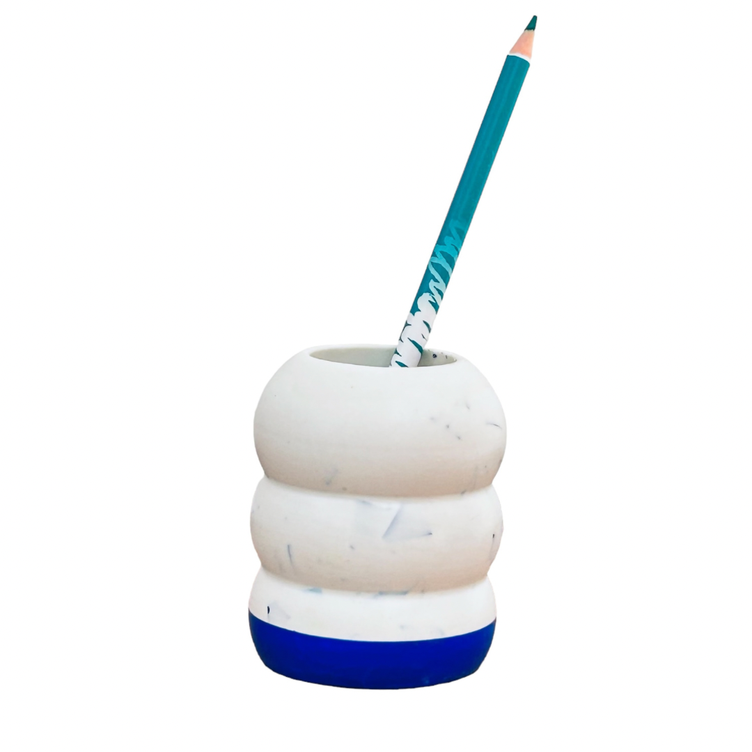 Petit Pot à crayons en bouchons plastiques et éco-résine BLEU OUTREMER