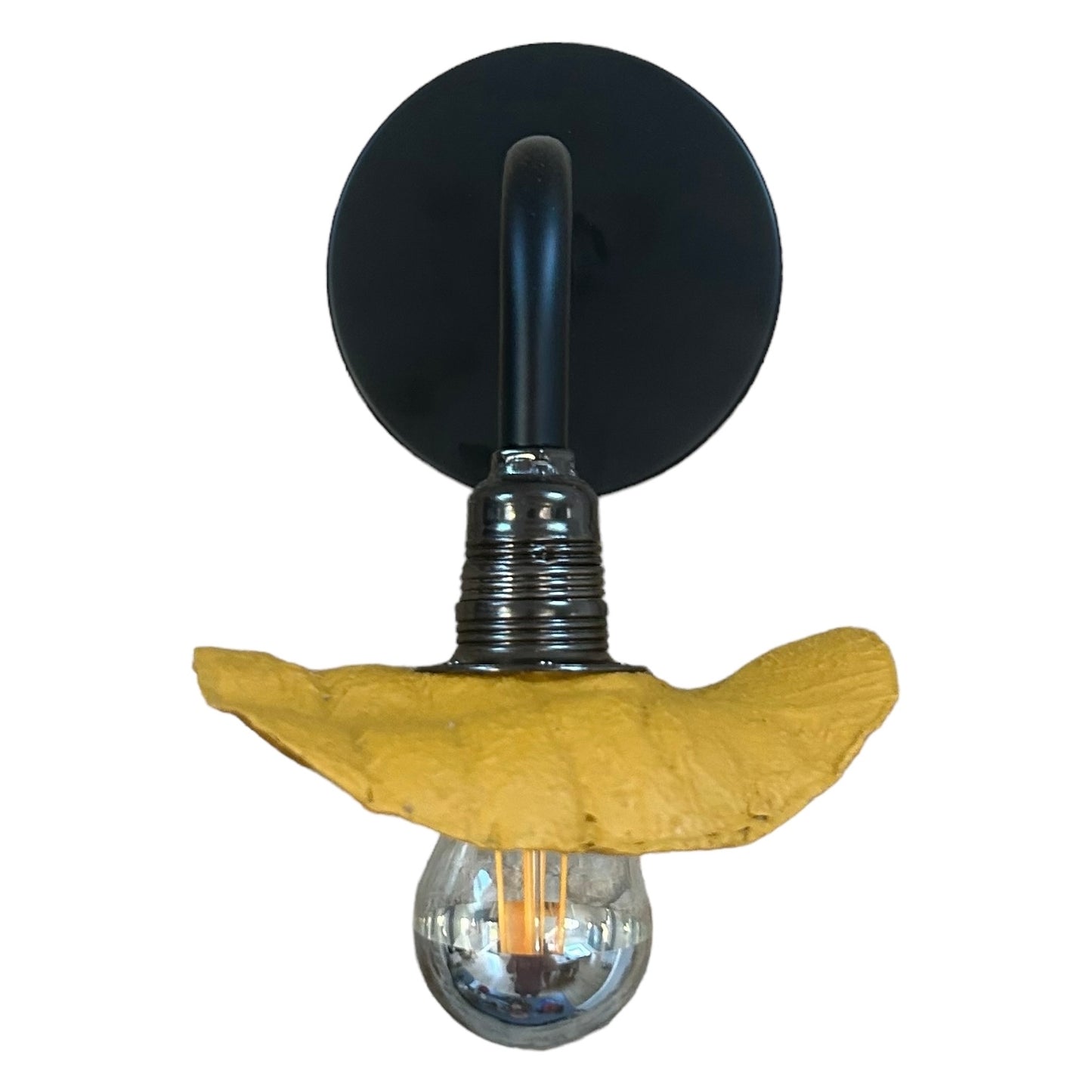 Applique noire ecoresponsable “pas dans la mer” qui peut être utilisée en lampe de chevet ou lampe d’ambiance "Pas dans la mer" une marque déposée de fabrication de luminaires eco-responsables, à partir de bouteilles plastiques recyclées. Fabrication à la main, en Provence pour une décoration durable. Ces créations de lampes sont faites sur mesure et trouvent l’inspiration dans l’environnement et la nature. Démarches: Upcycling / Slowdesign / Recyclage / suspension Fleur / Environnement /Lumière