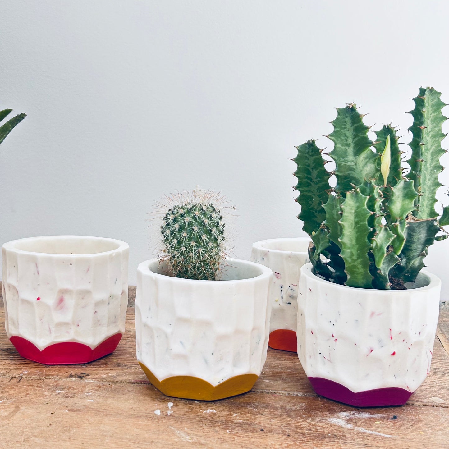 Petit cache-pot en bouchons plastiques et éco-résine JAUNE OCRE