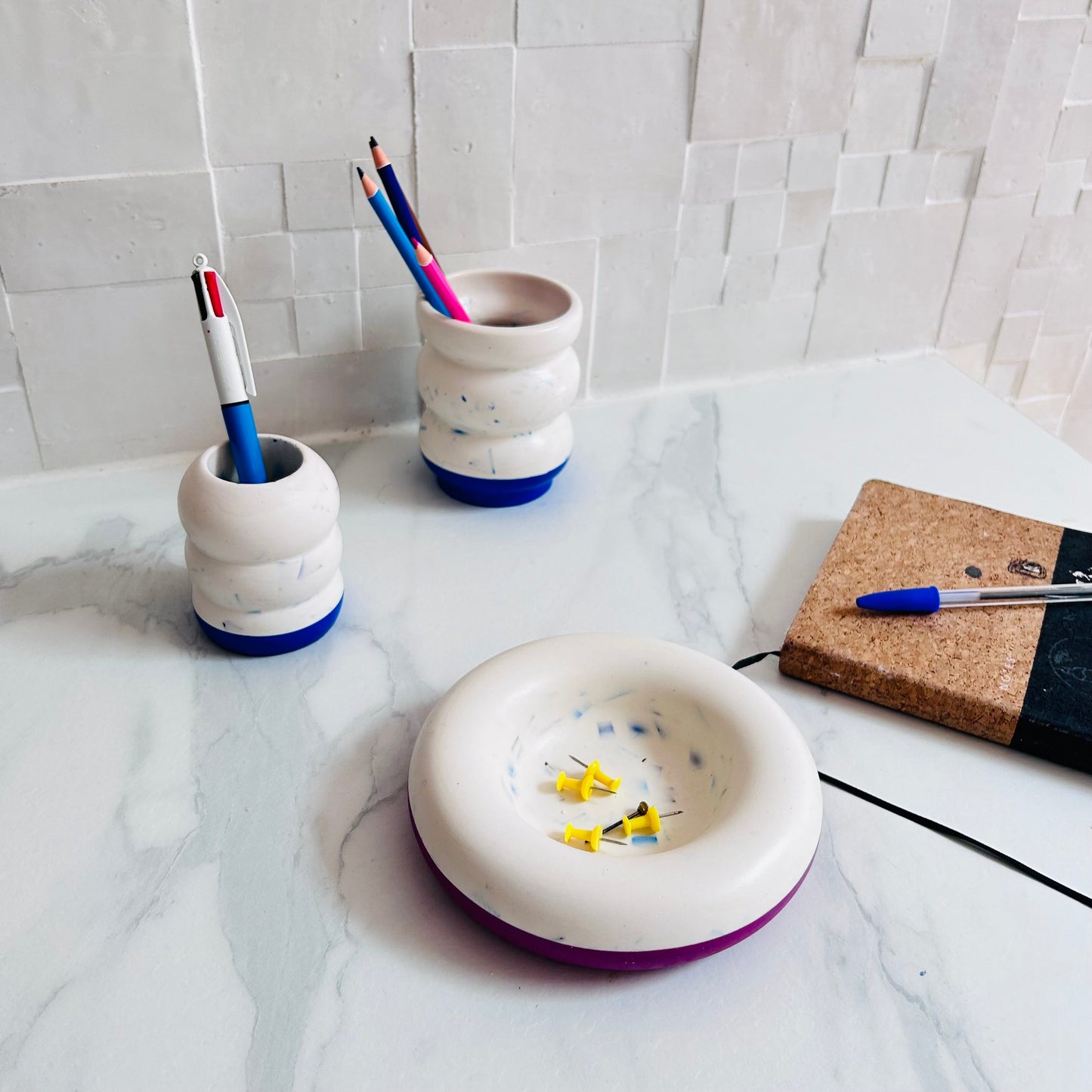 Petit Pot à crayons en bouchons plastiques et éco-résine ROSE